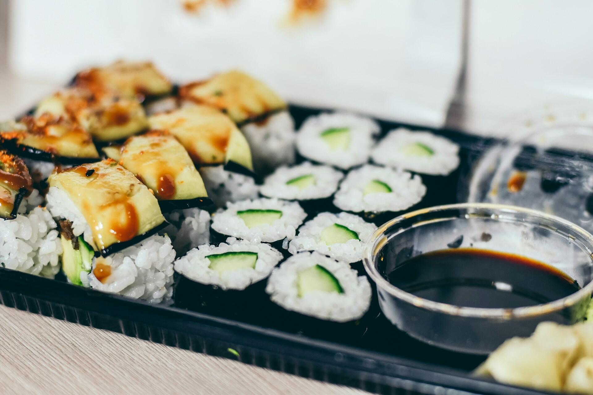 Sushipaloja tarjottimella