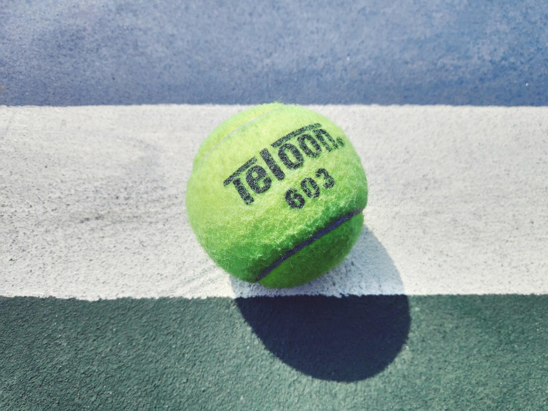 Tennispallo viivan päällä
