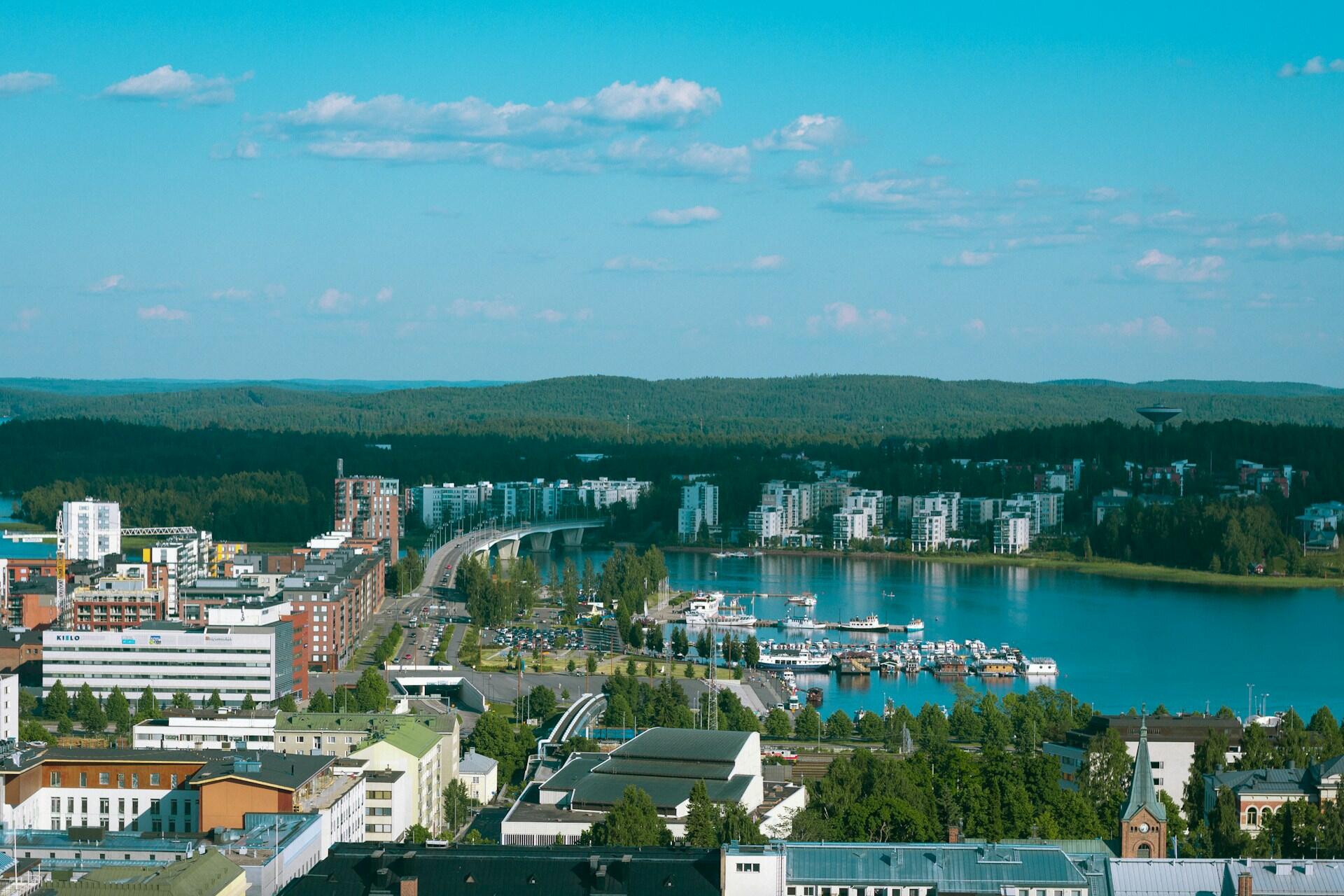 Ilmakuvaa Jyväskylän kaupungista ja rantamaisemasta