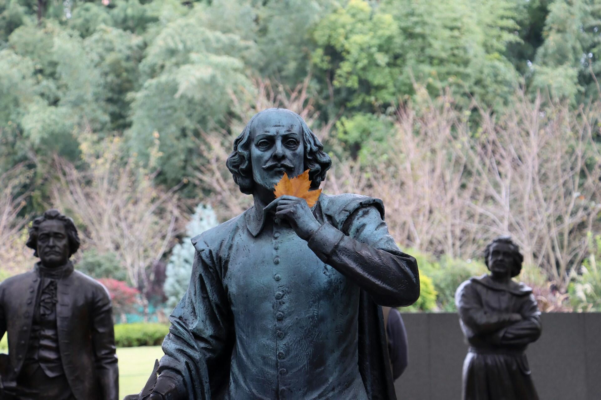 Tumma patsas viiksekkäästä miehestä