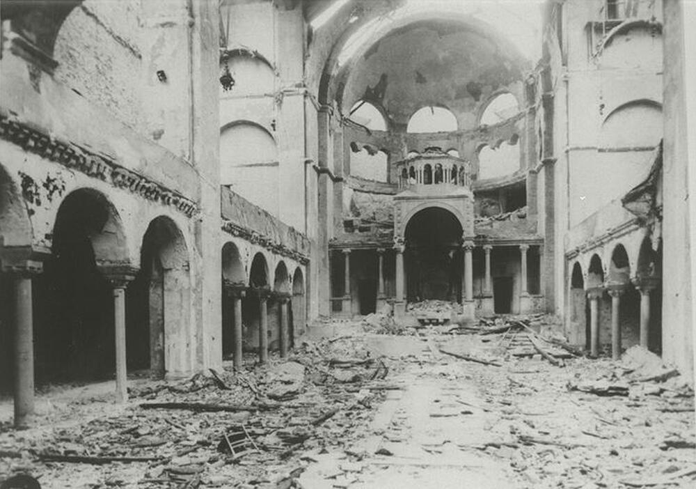 Mustavalkokuva tuhoutuneesta synagogasta