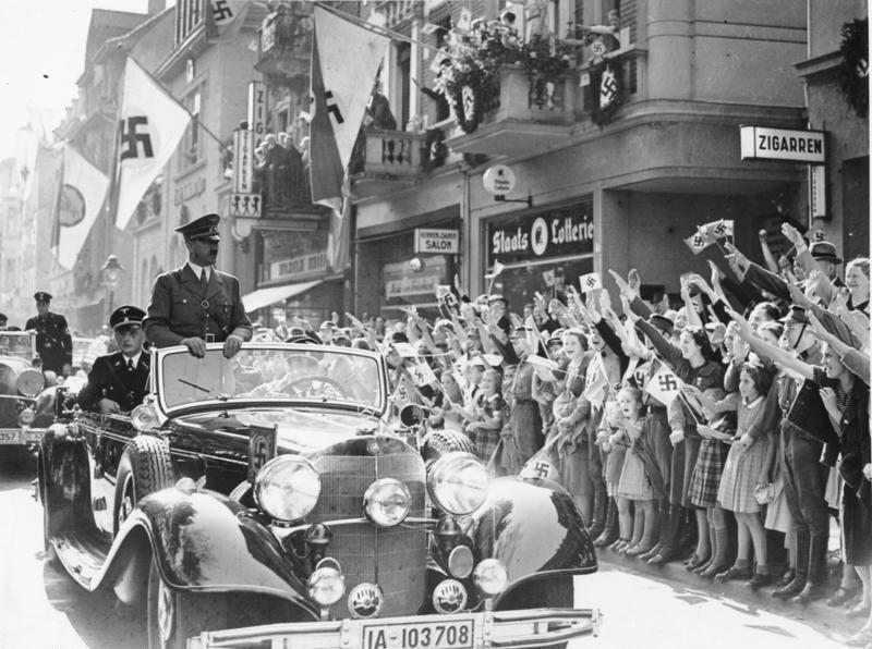 Mustavalko kuva Adolf Hitleristä auton kyydissä