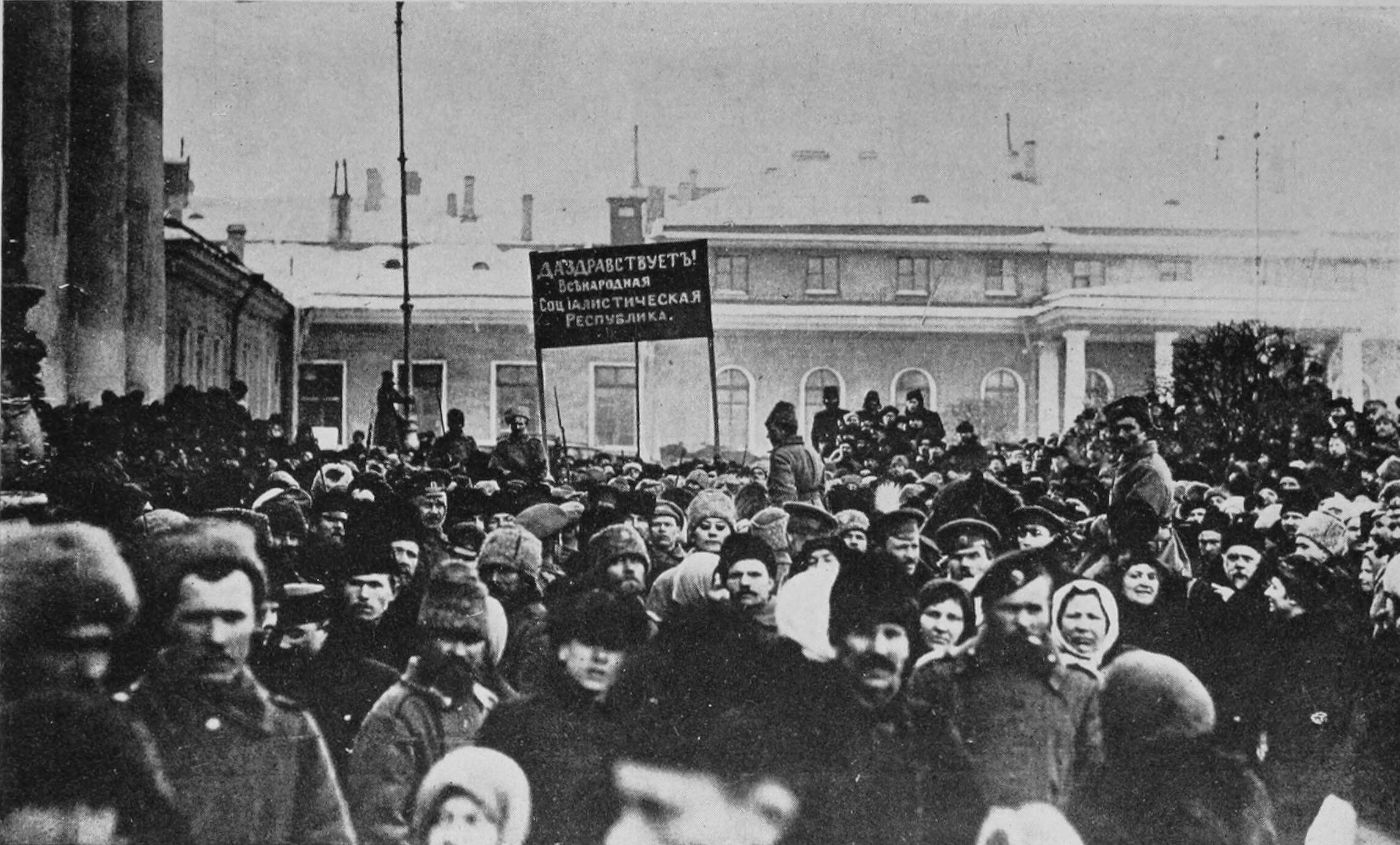 Mustavalkokuva ihmisistä kadulla protestoimassa