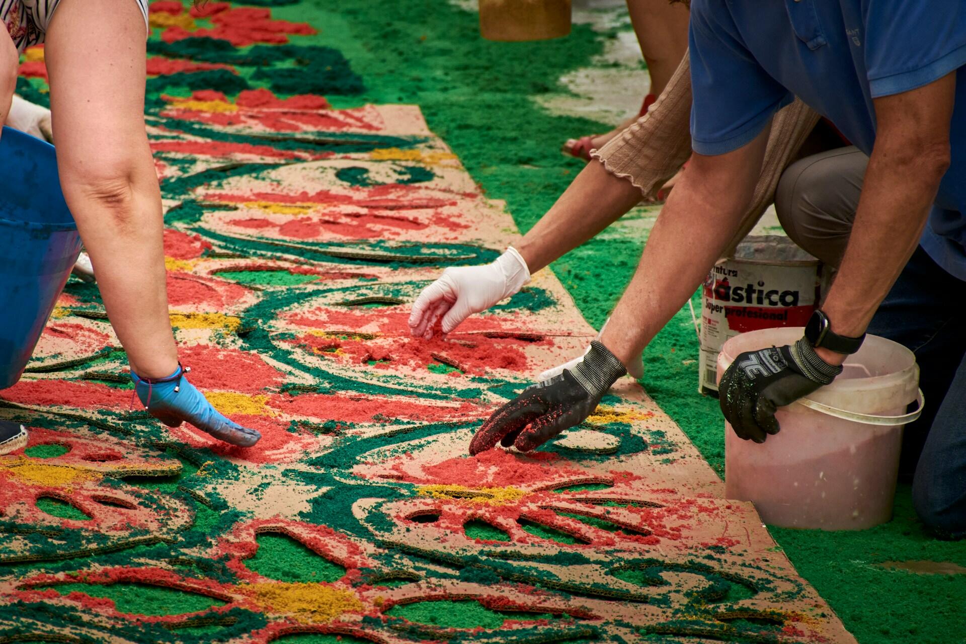 Ihmisiä maalaamassa