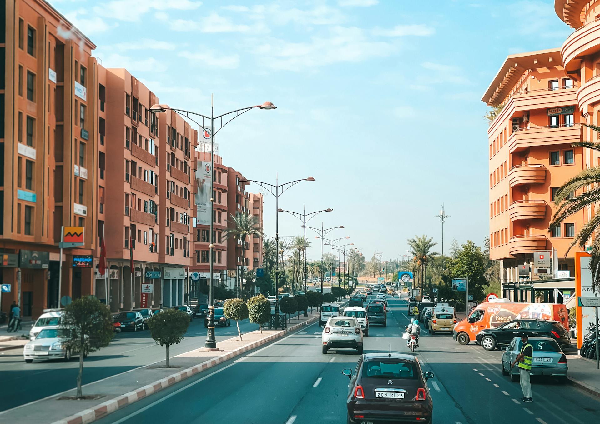 Korkeita hotelleja, joiden välissä autotie