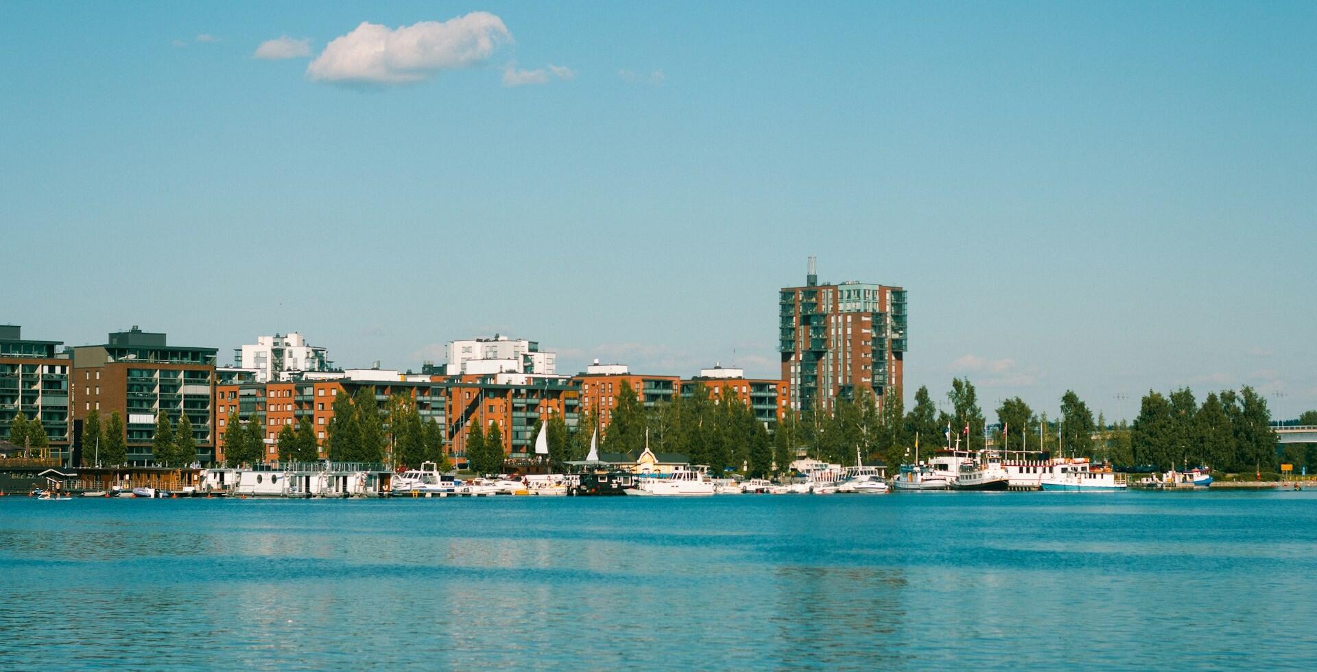 Rakennuksia järven rannalla