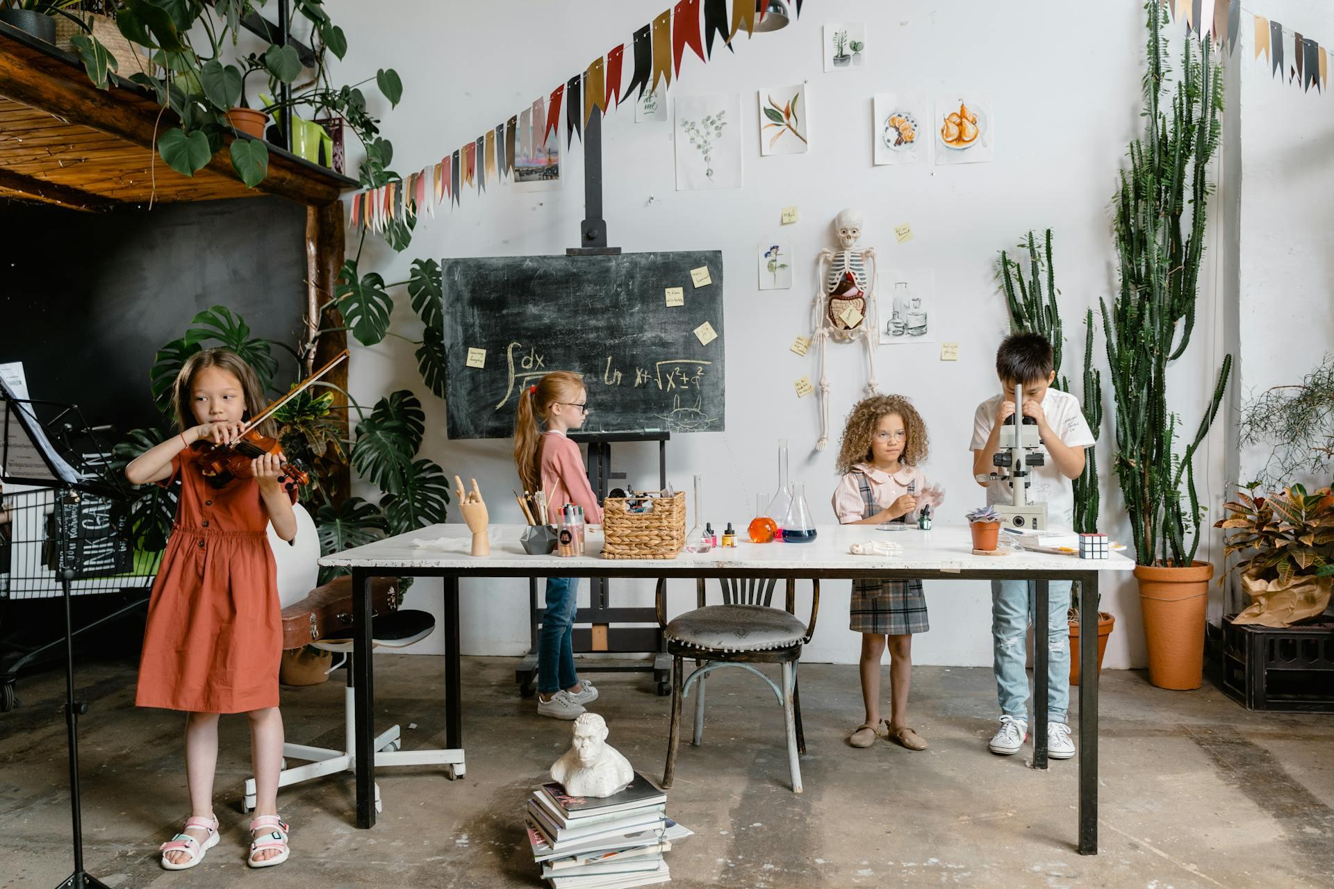 Lapsia pöydän ääressä