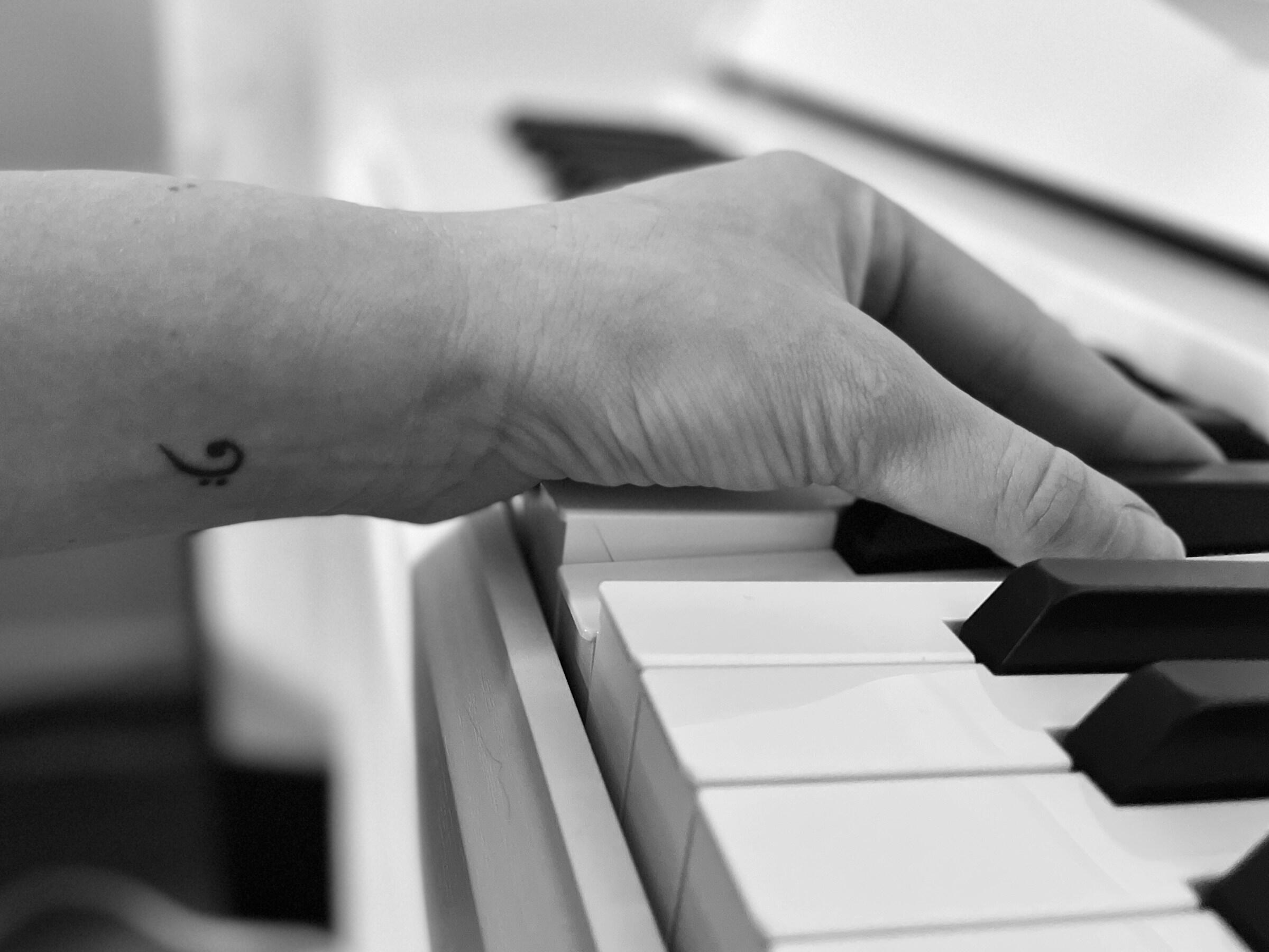 Pianon soittaminen yhdellä kädellä