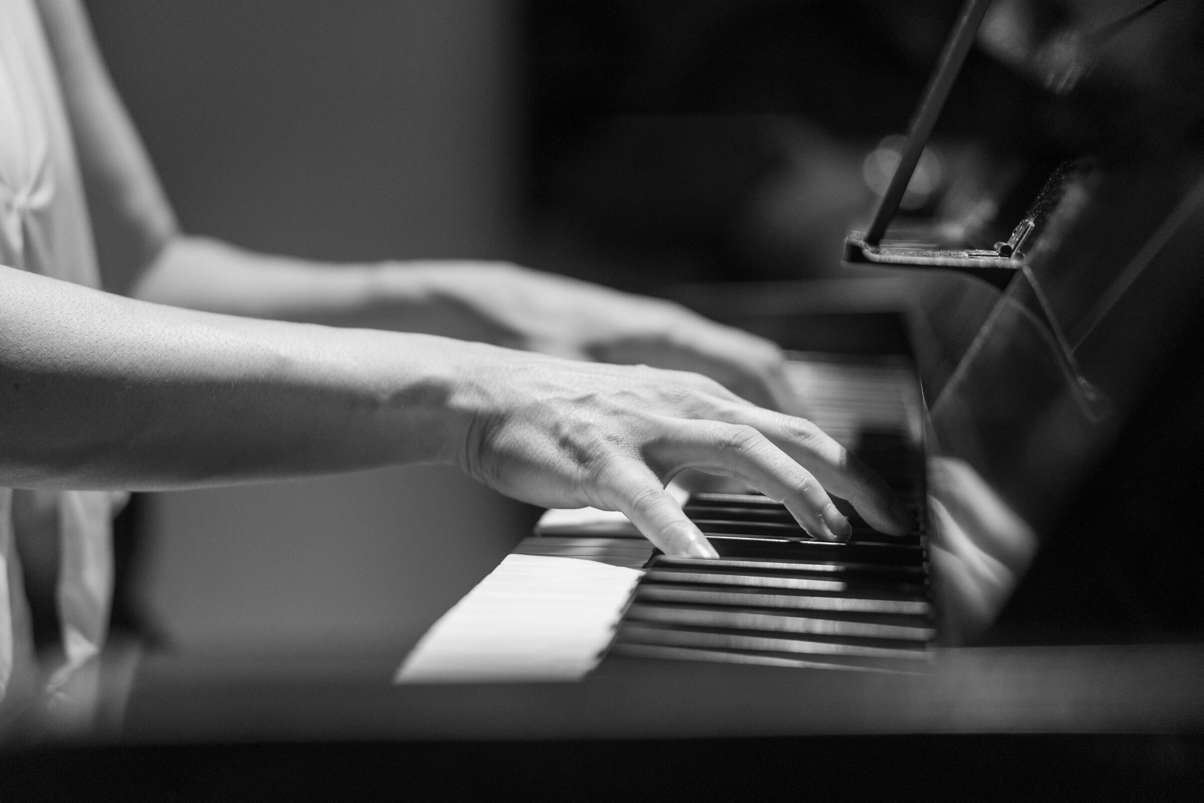 Mustavalkokuva pianon soittamisesta