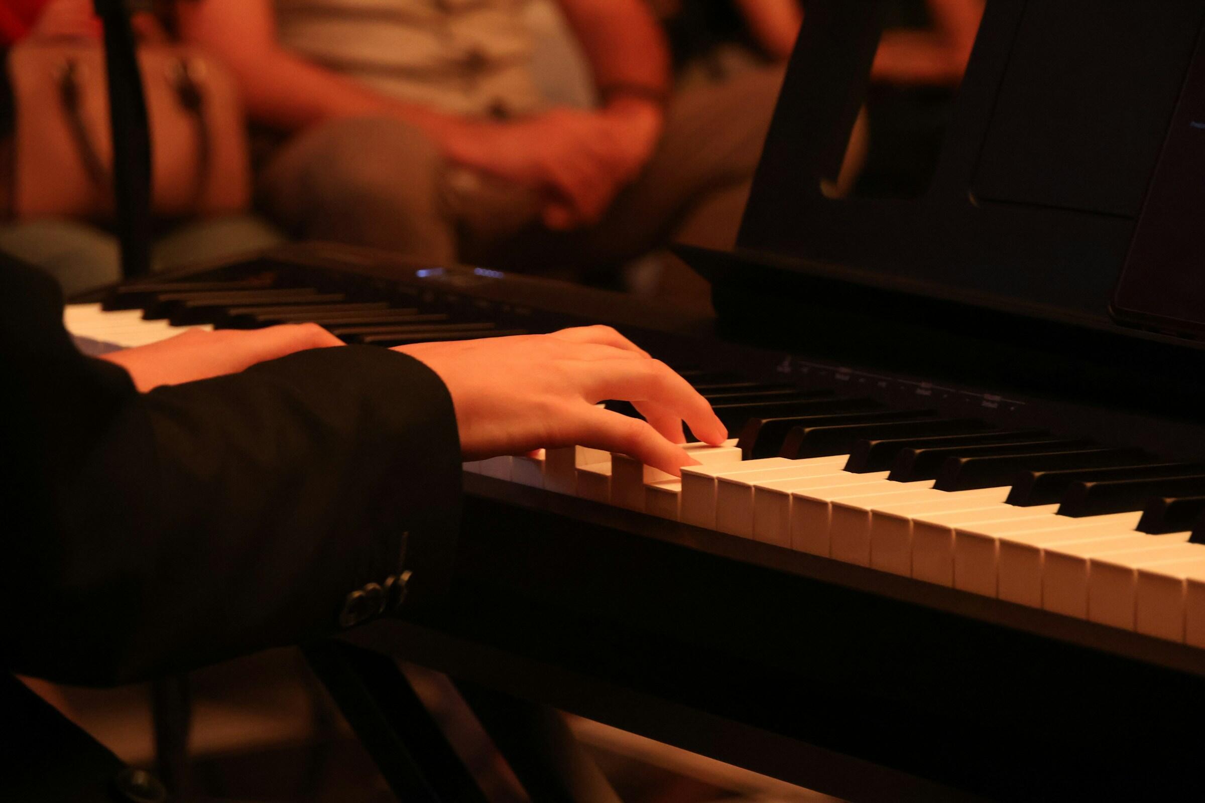 Pianonsoittoa kahdella kädellä