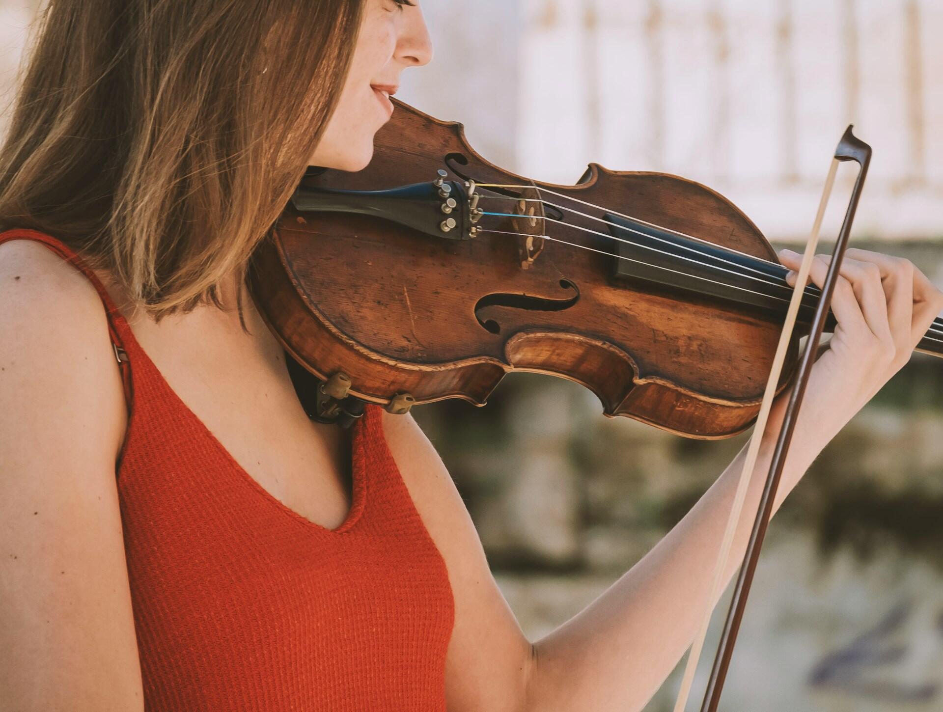 Nainen soittamassa viulua