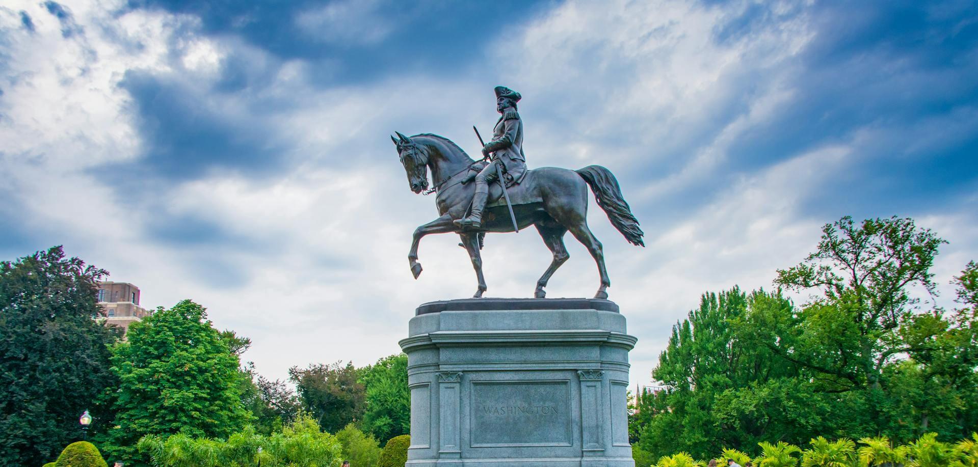 Patsas miehestä hevosen selässä