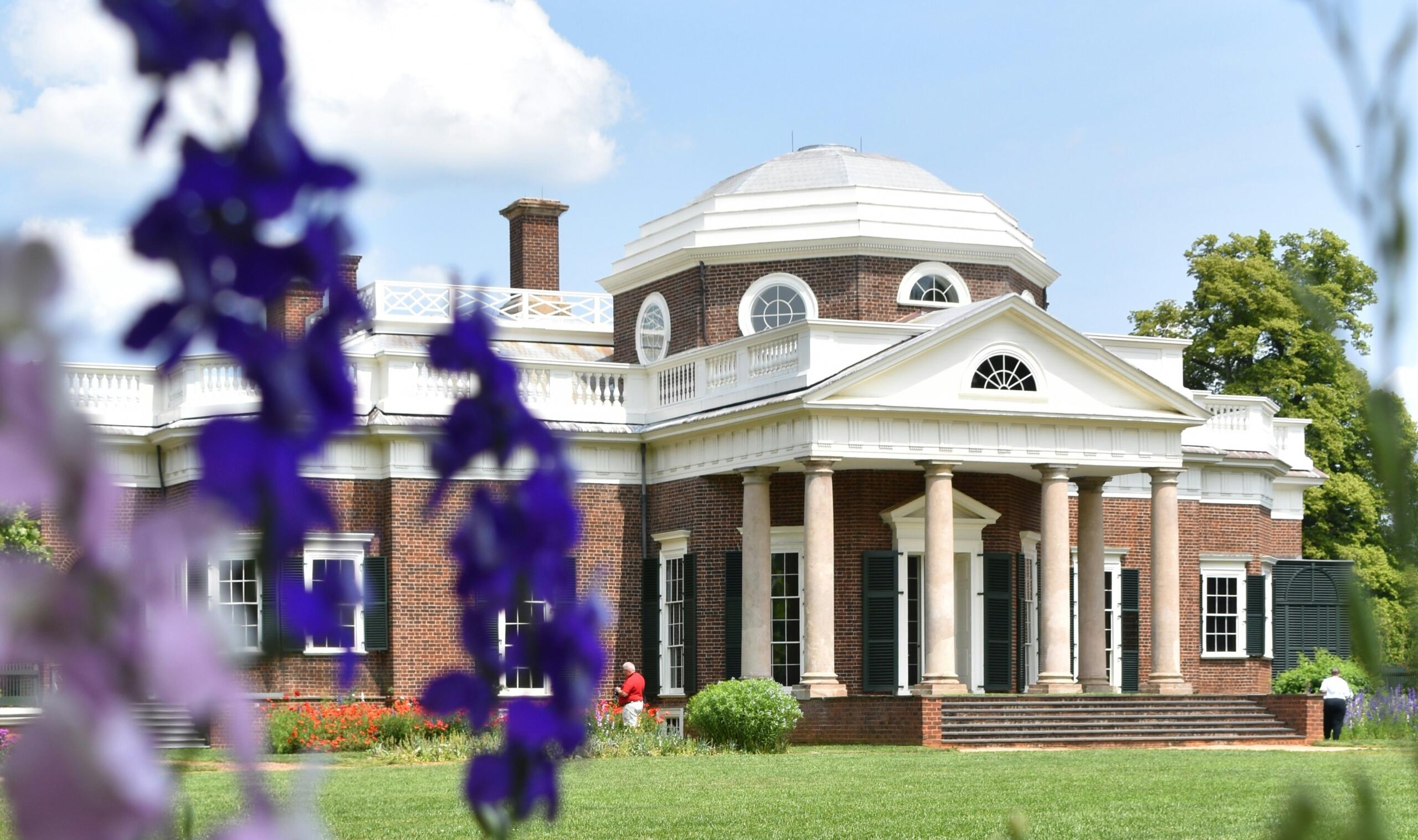 Punatiilinen kartano valkoisella katolla