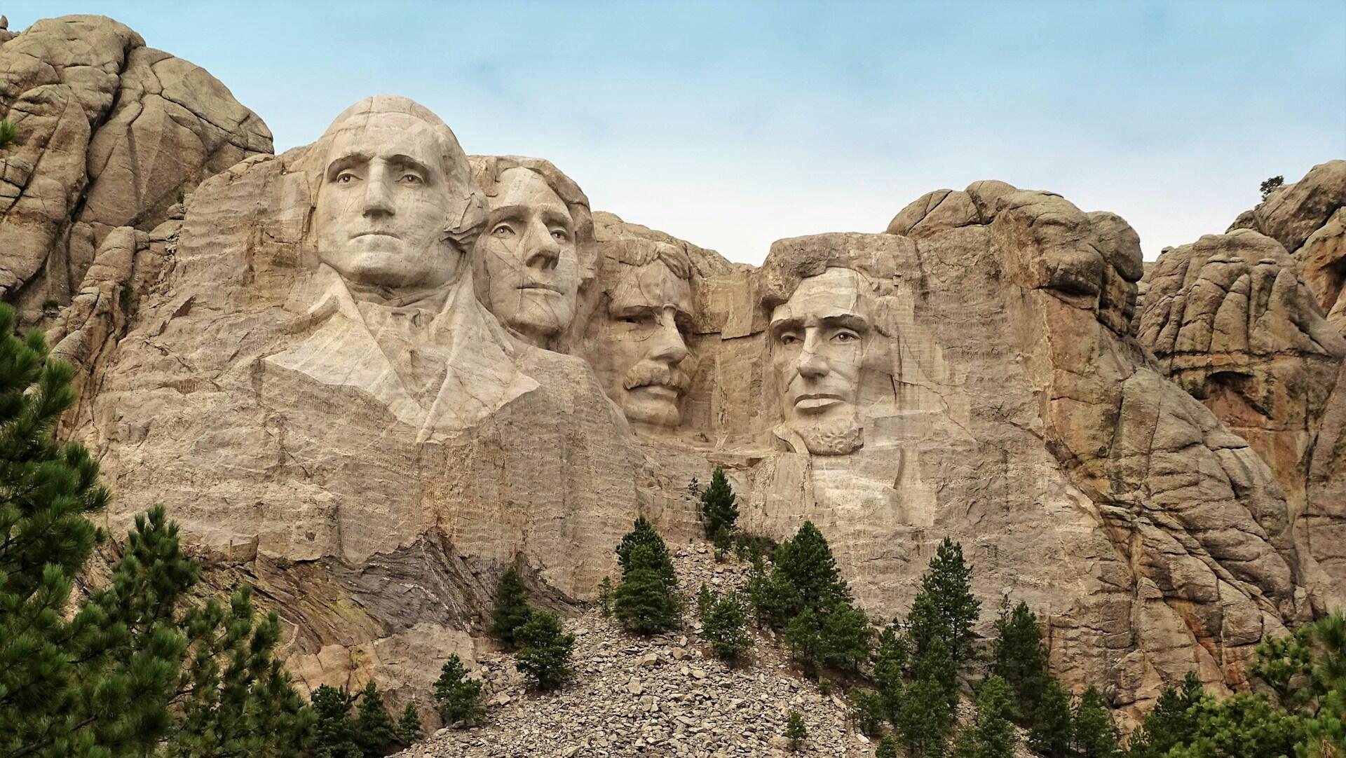 Neljä kasvoa kaiverrettuna vuoreen