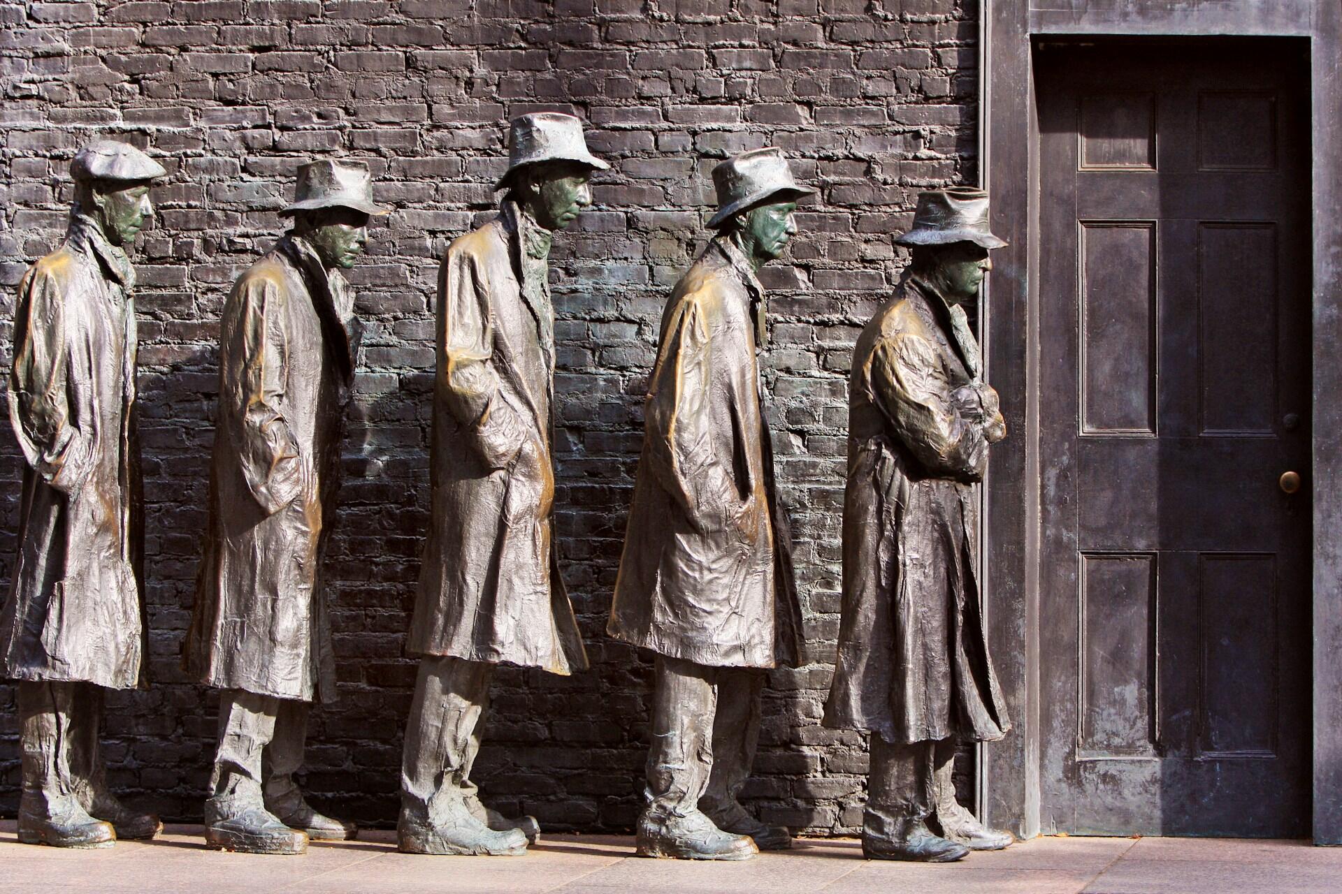 Taideteos viidestä jonottavasta miehestä