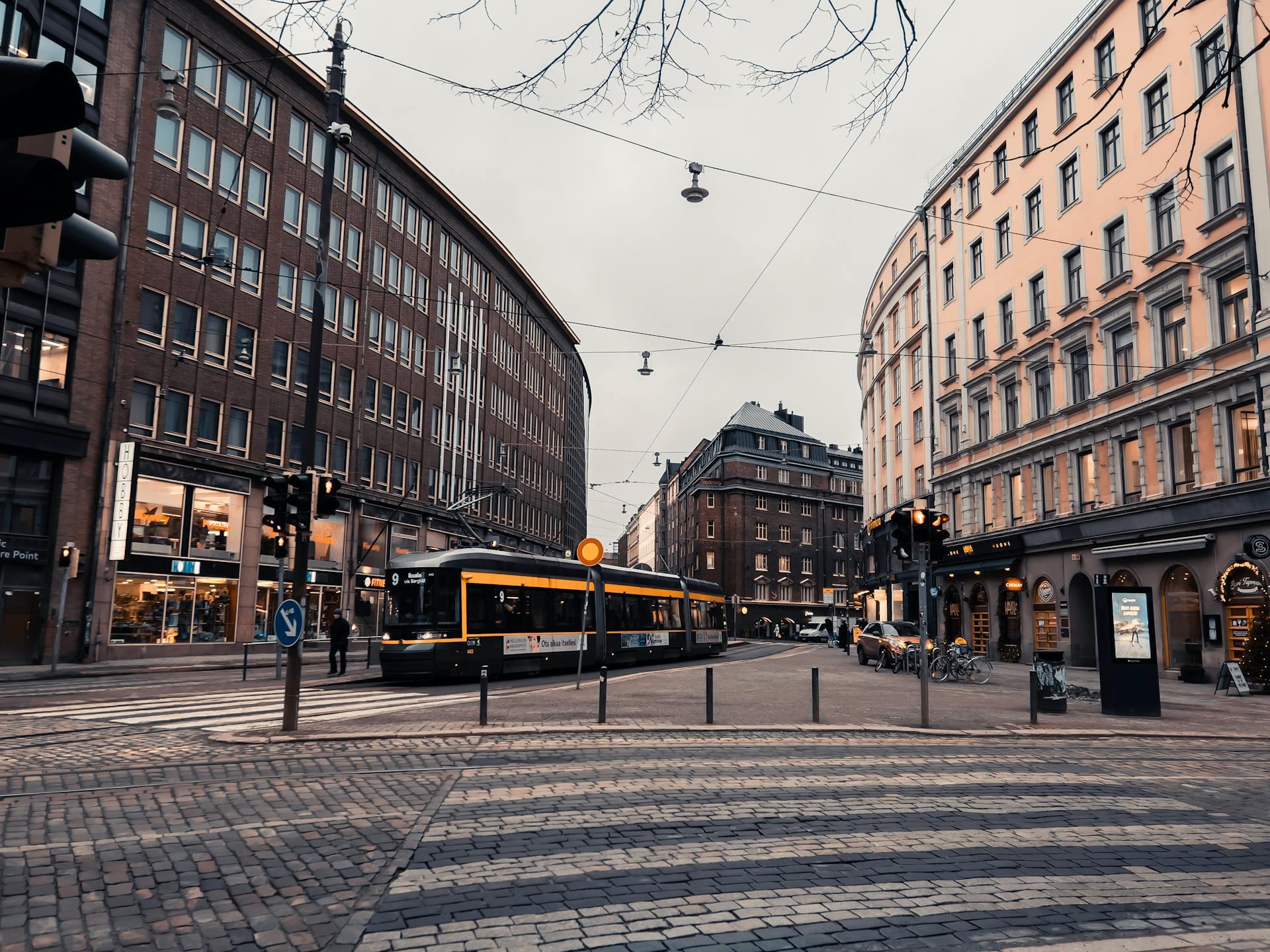 Ratikka keskellä kerrostaloja