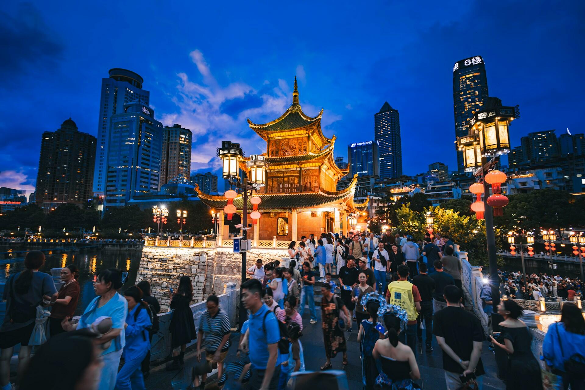 Ihmisiä kävelemässä sillan yli