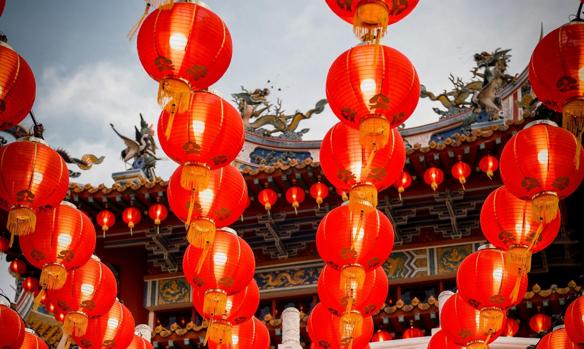 Pyöreitä punaisia lyhtyjä