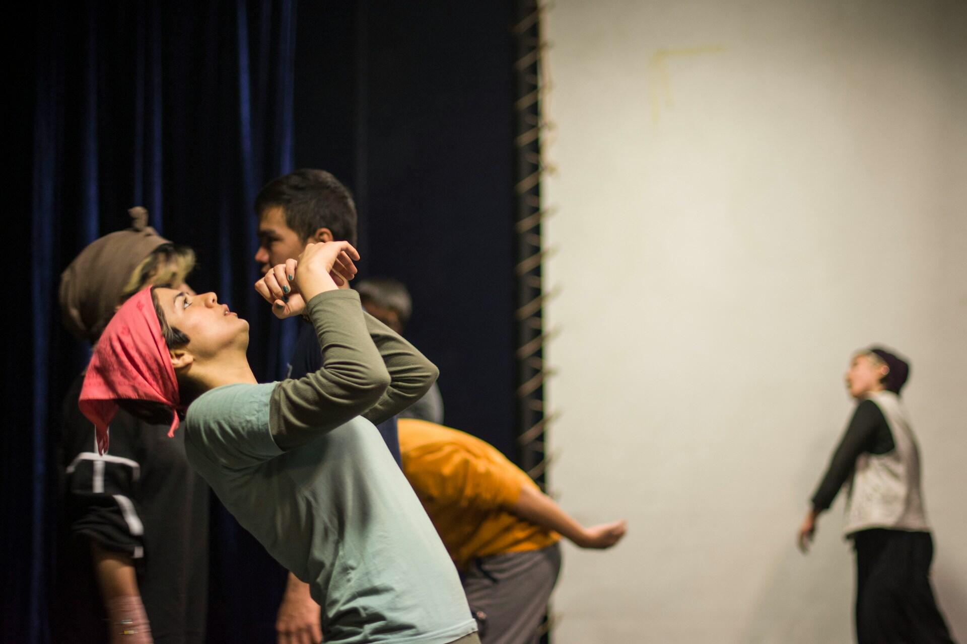 Ihmisiä seisomassa lavalla