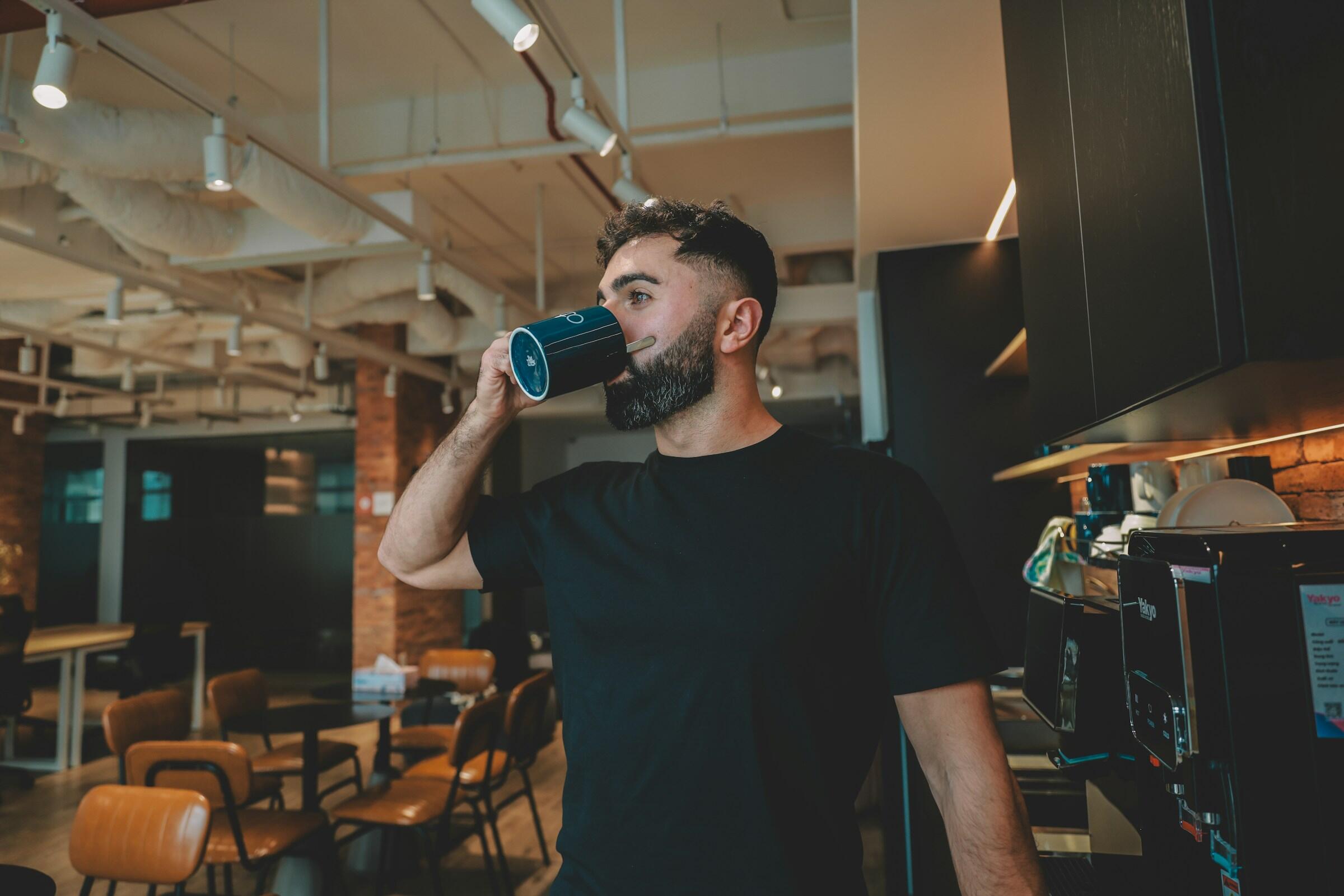 Mies juomassa kahvia kahvilassa