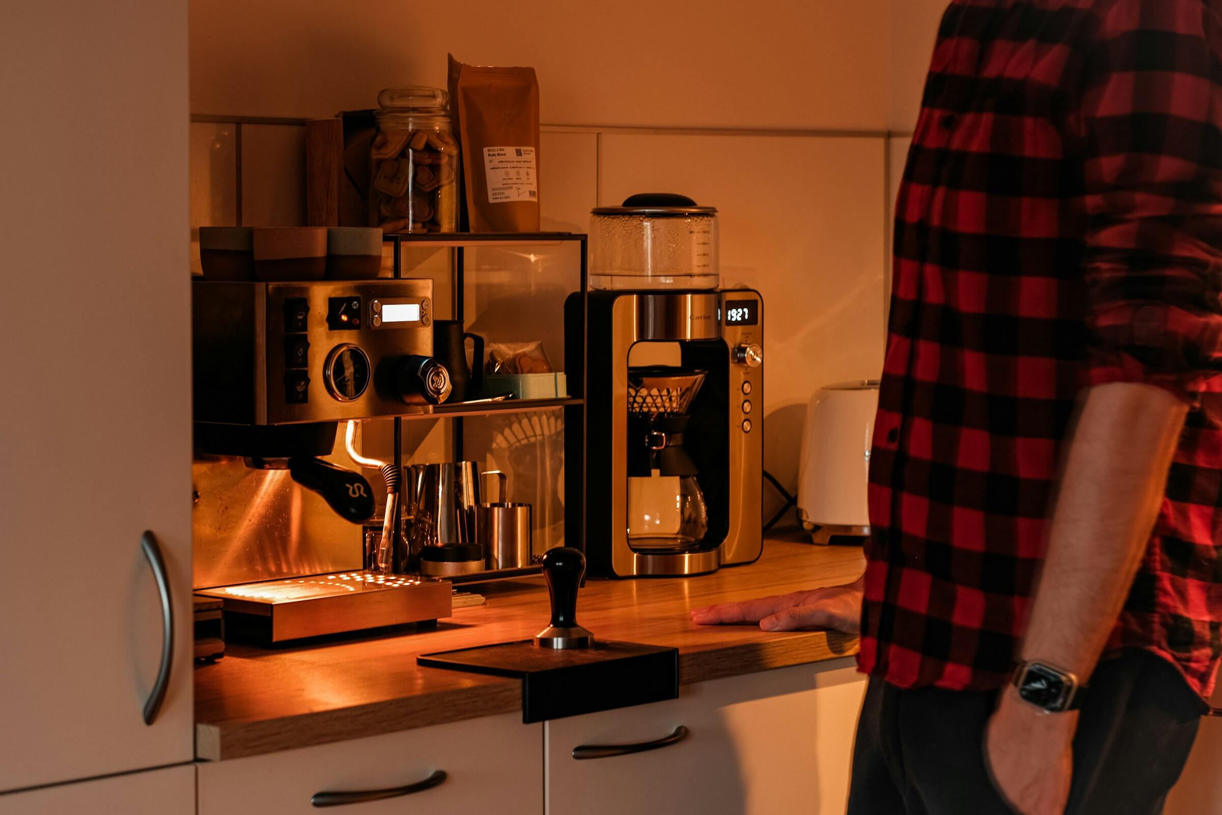 Kahvikone, maitokannu ja muita tarvikkeita kahvin tekemiseen kotona