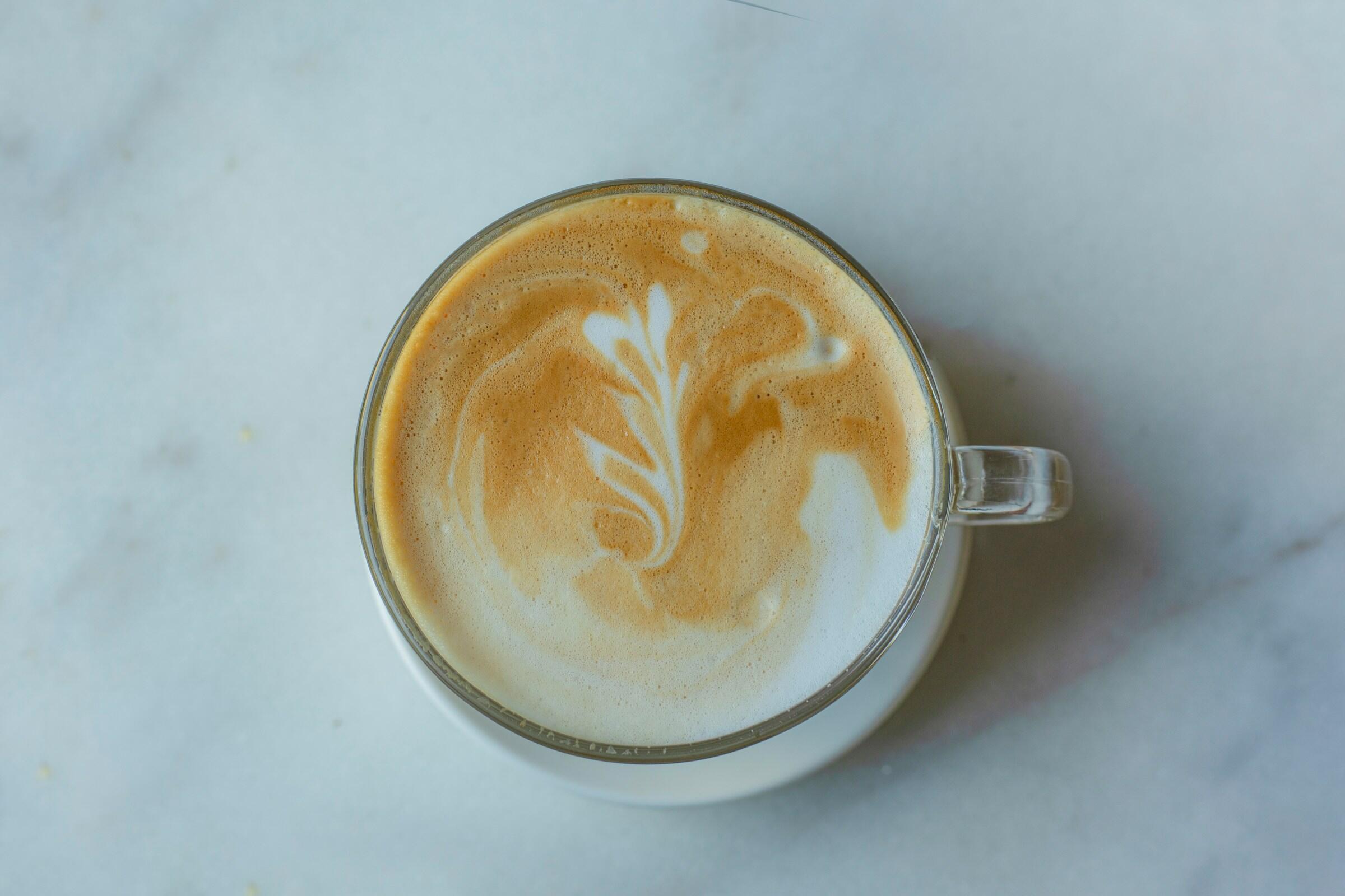 Haihtunut latte art kuvion espressojuomassa