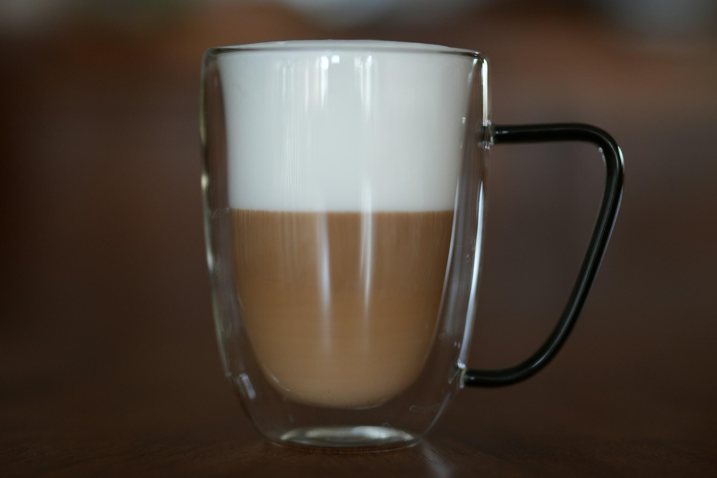 Kahvilasissa puolet kahvia ja puolet maitoa