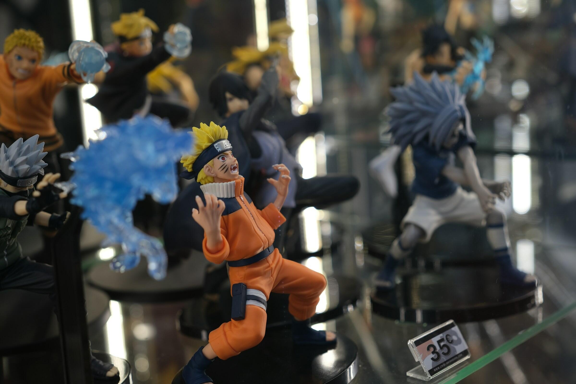 Miniatyyri Naruto animehahmosta lasihyllyllä
