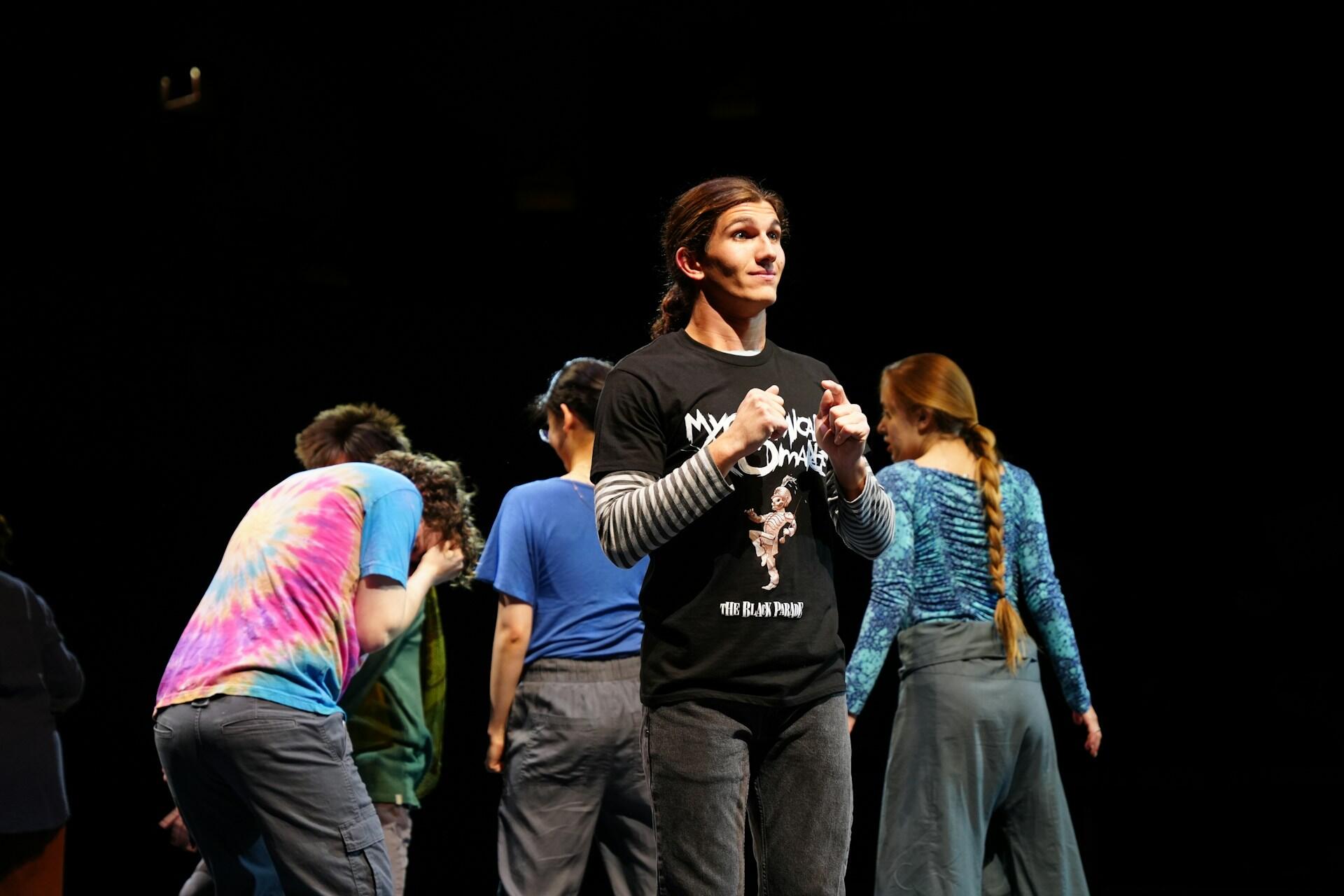 Ihmisiä seisomassa lavalla