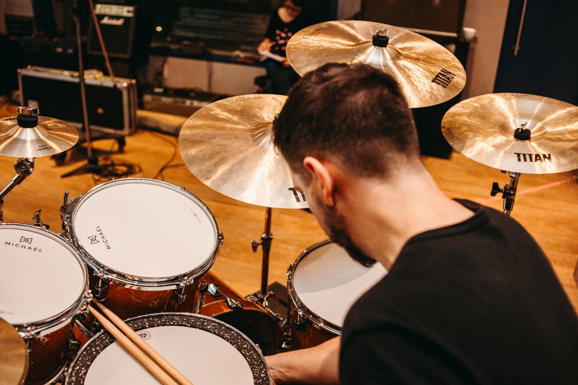 Mies rumpusetin ääressä