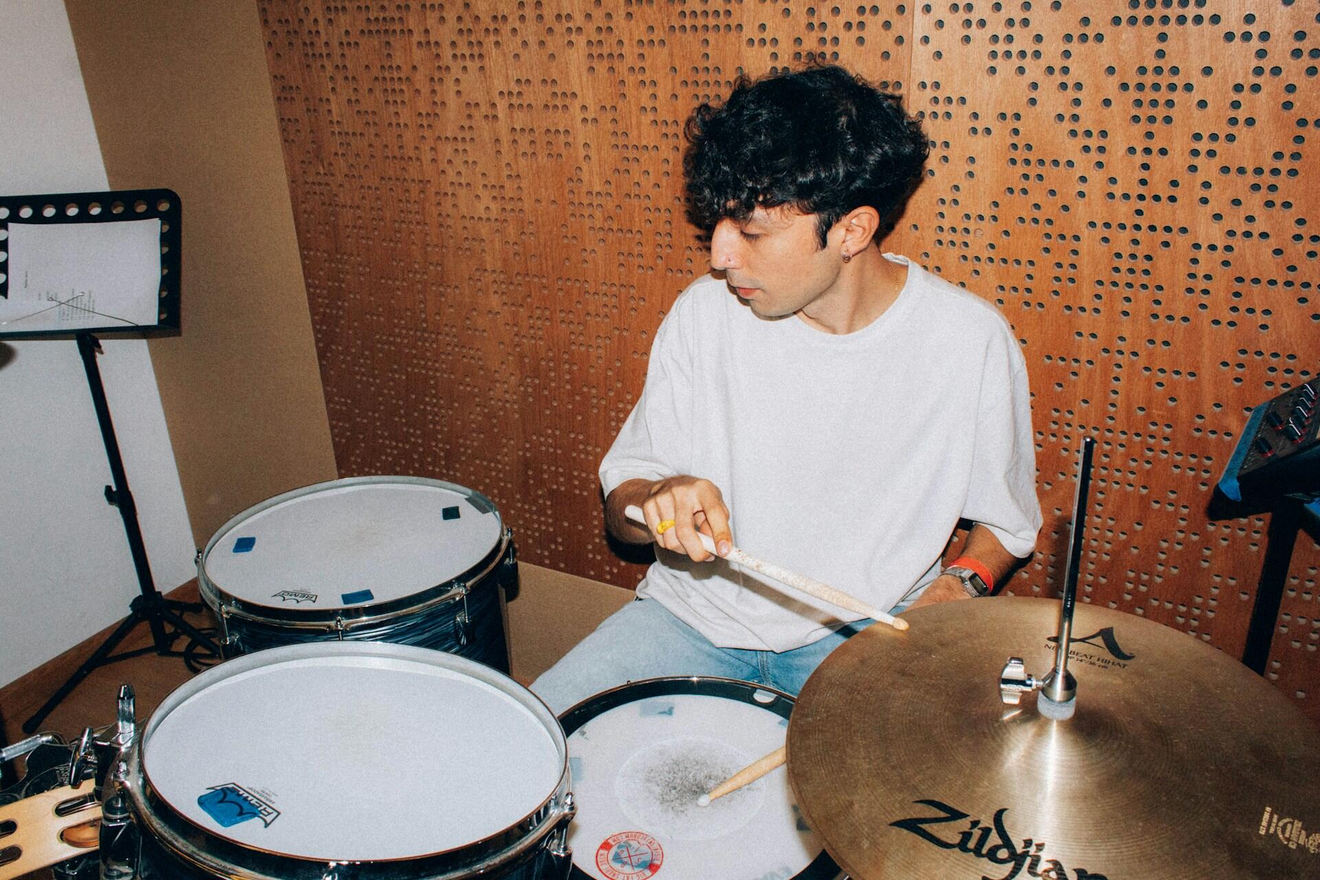 Mies soittamassa rumpuja