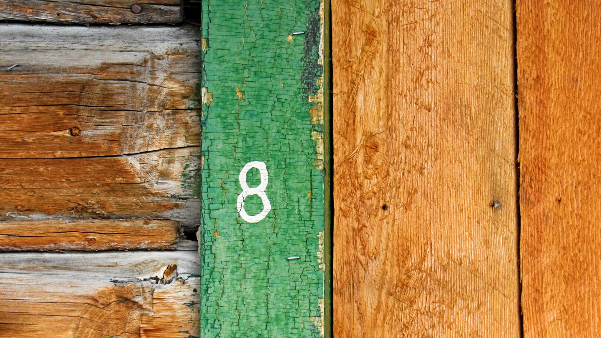 Numero kahdeksan maalattuna vihreään lautaan