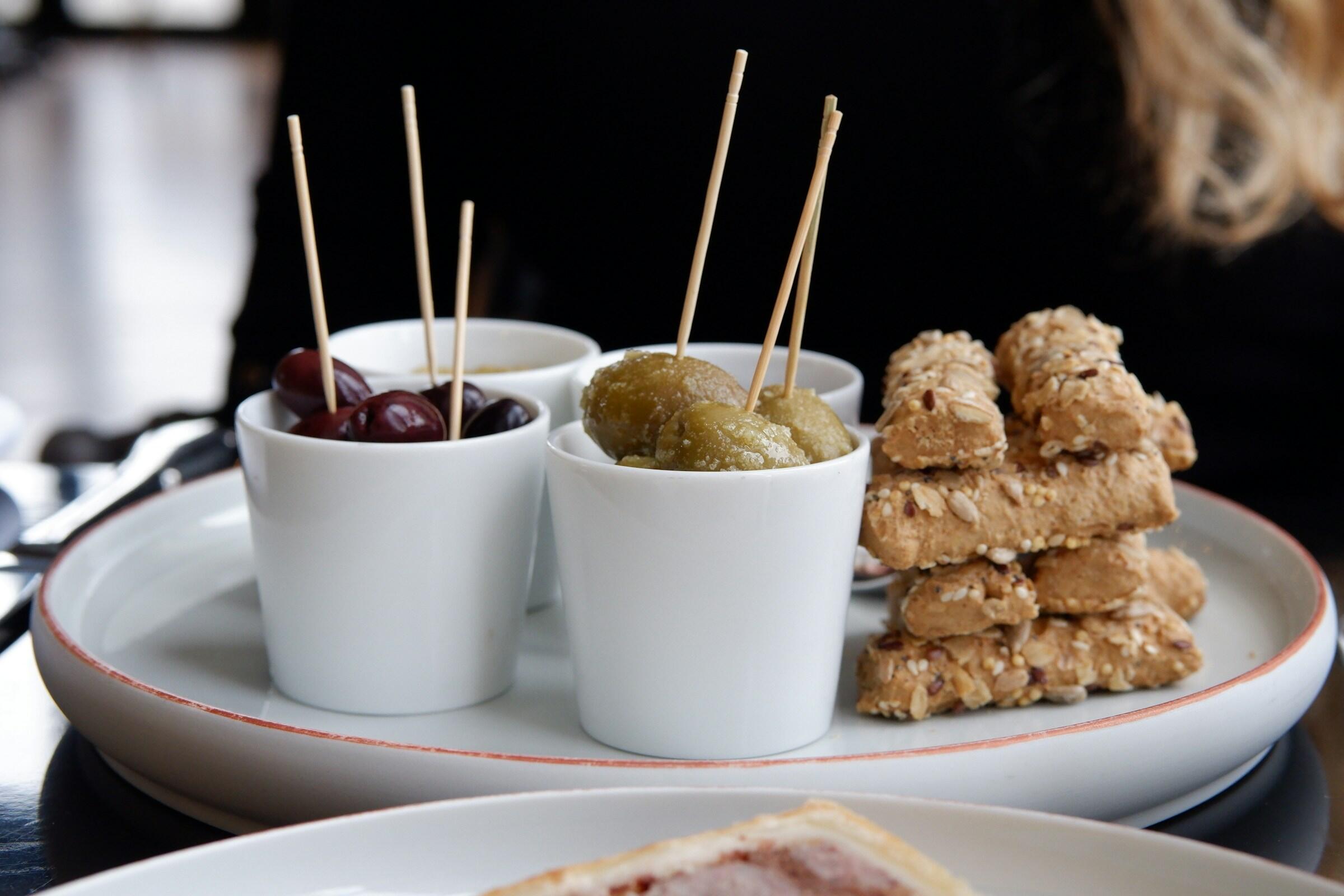 Ranskalaisen keittiön alkupaloja: oliiveja ja leipää