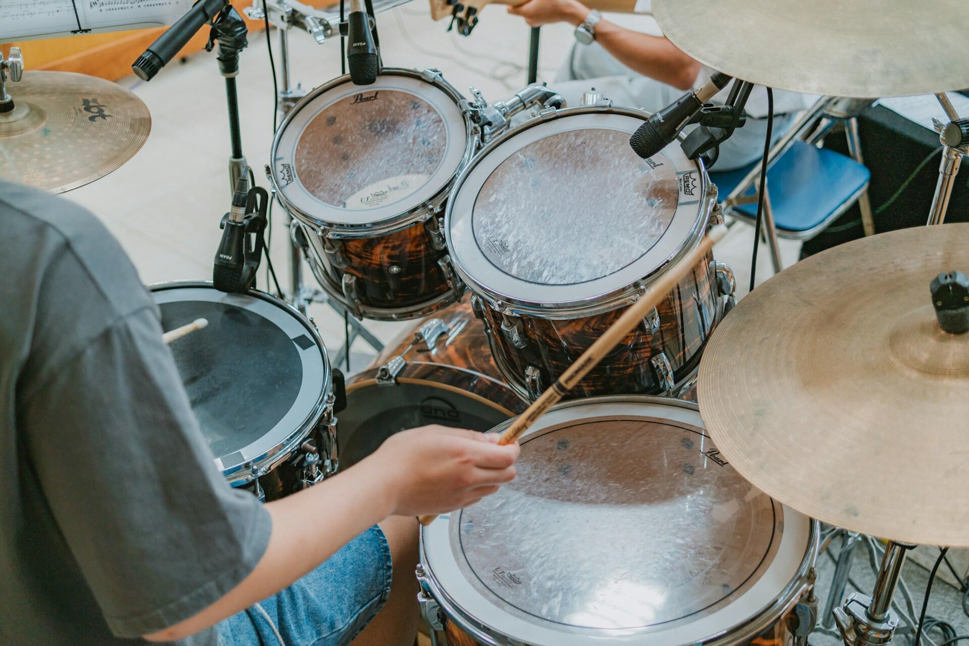 Rumpali akustisen setin ääressä