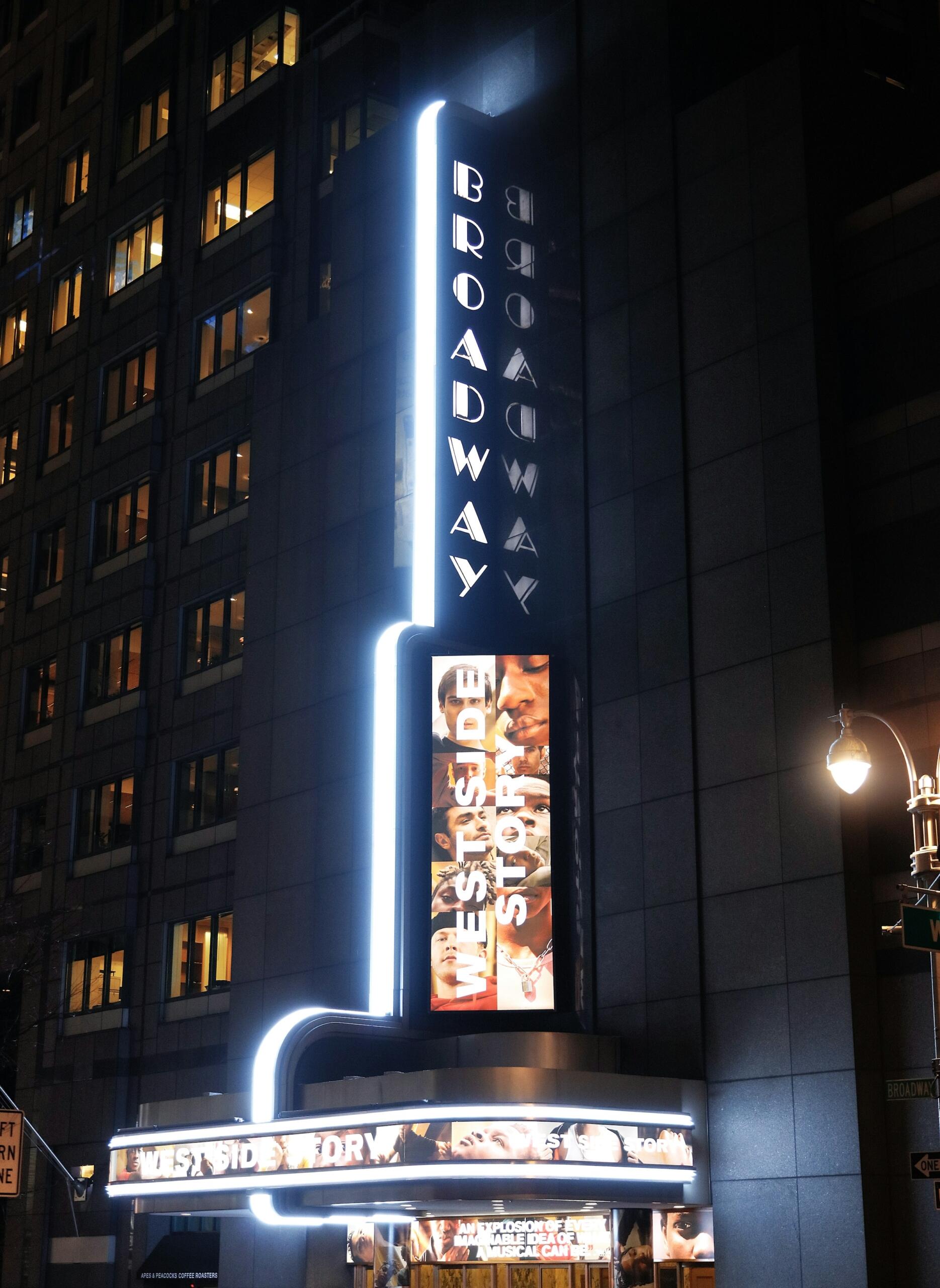 Valokyltti New Yorkin Broadway teatterin edustalla