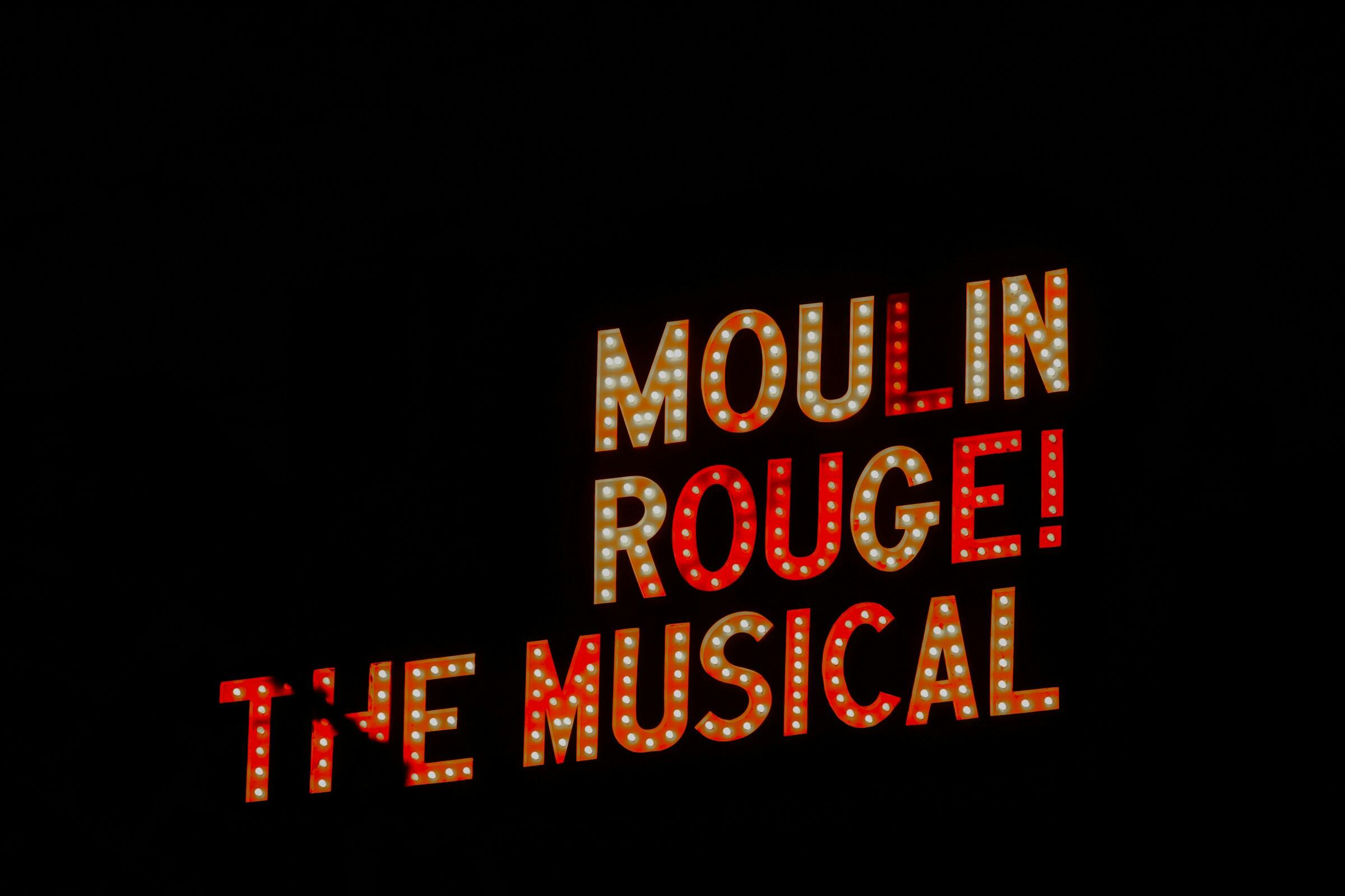 Moulin Rouge musikaalin valokyltti pimeässä