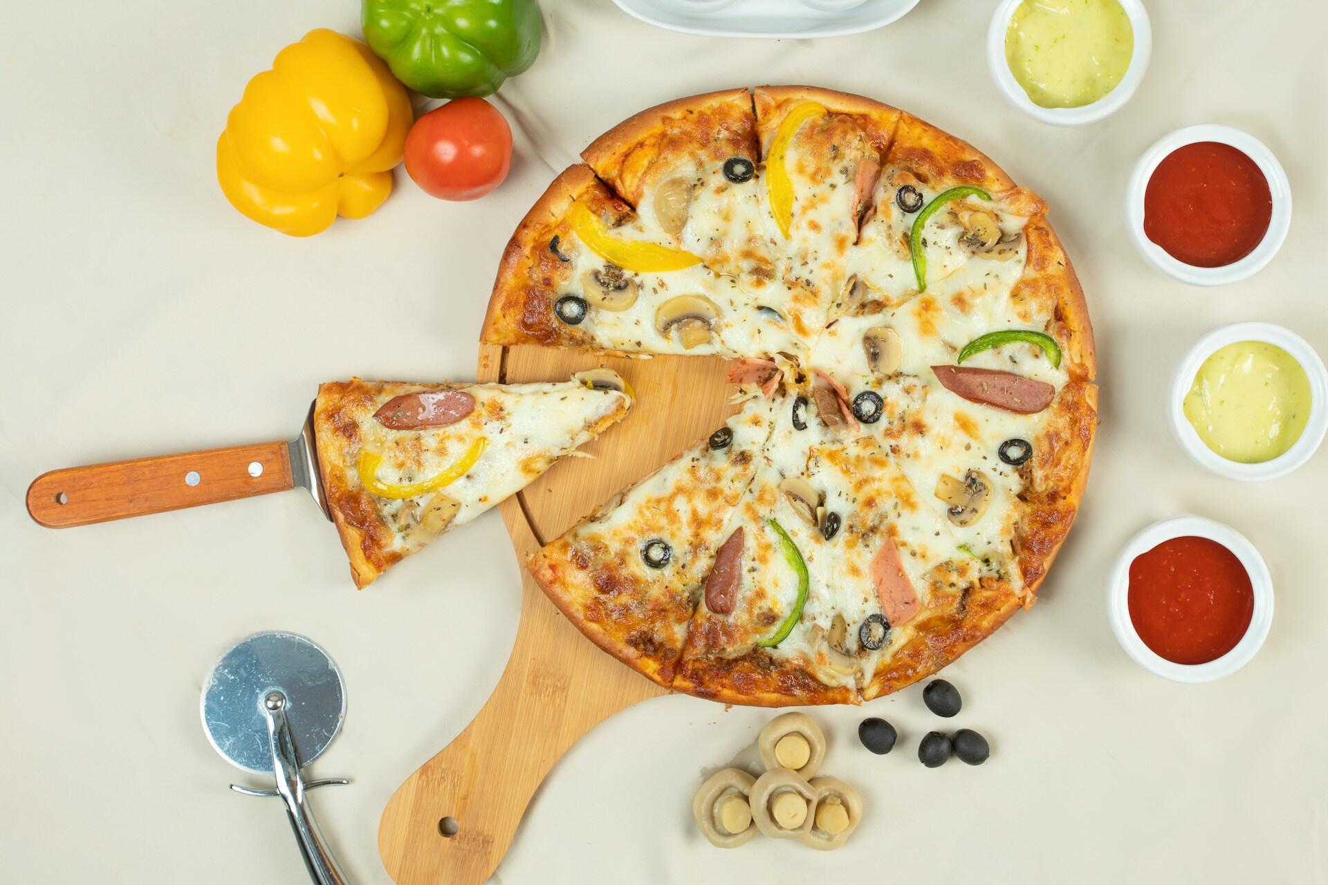 Kahdeksaan osaan leikattu pizza leikkuulaudalla