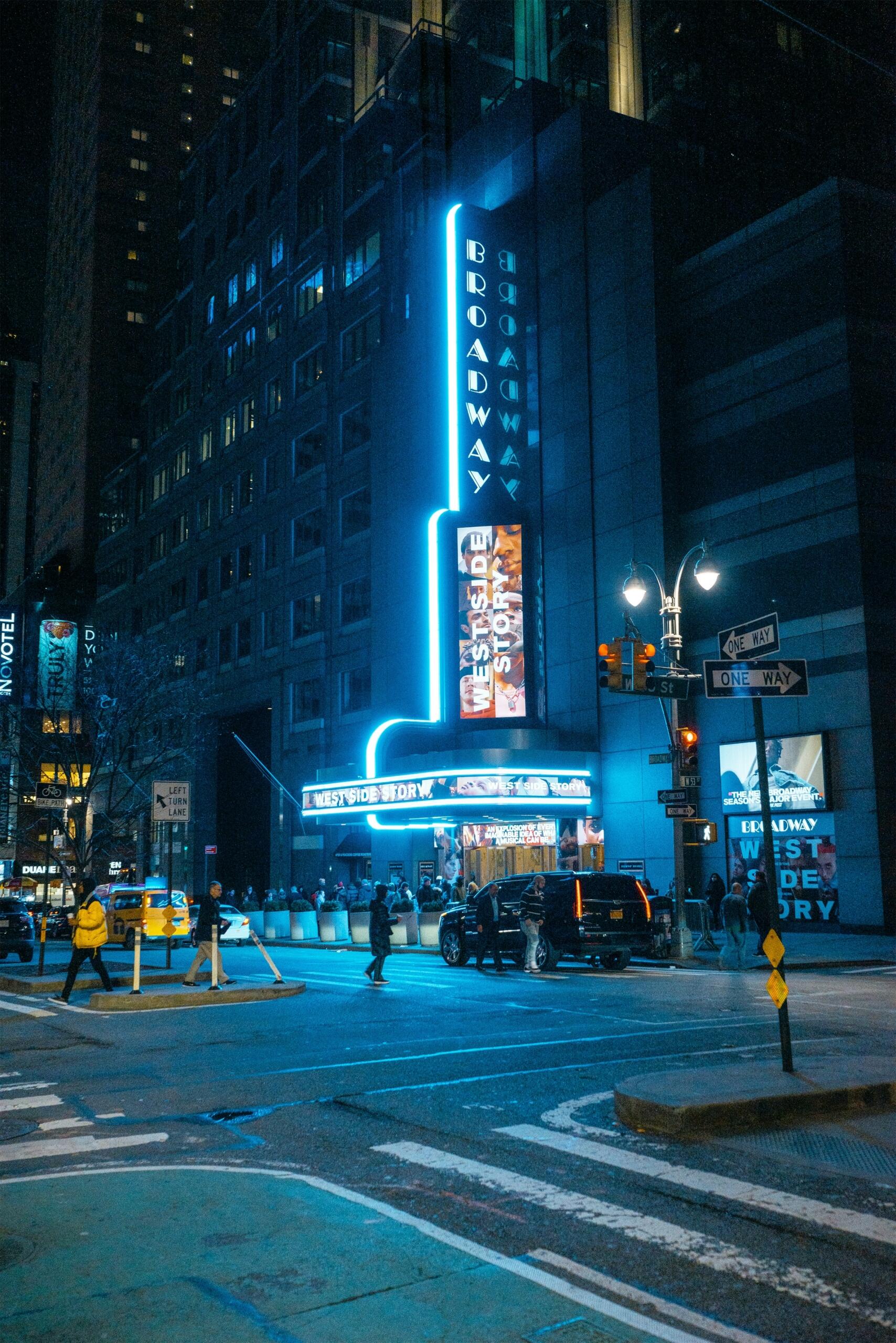 Broadway musikaaliteatteri New Yorkin keskustassa. Kuva: Unsplash / Alex Simpson