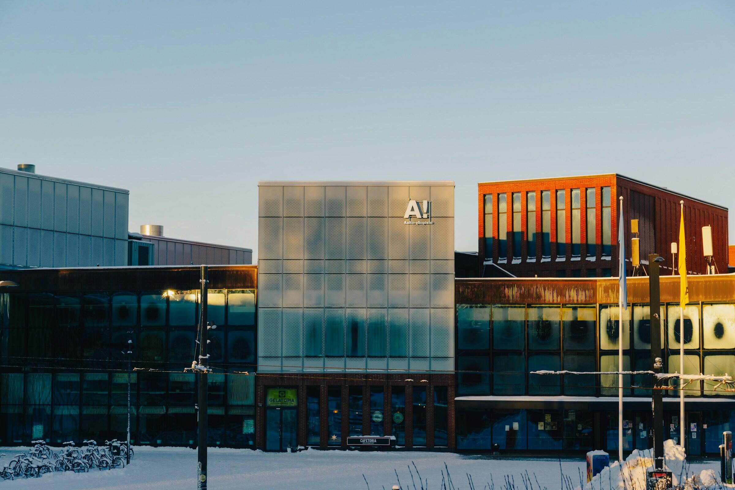Aalto-yliopiston yksi kampusrakennuksista talviaikaan Espoossa