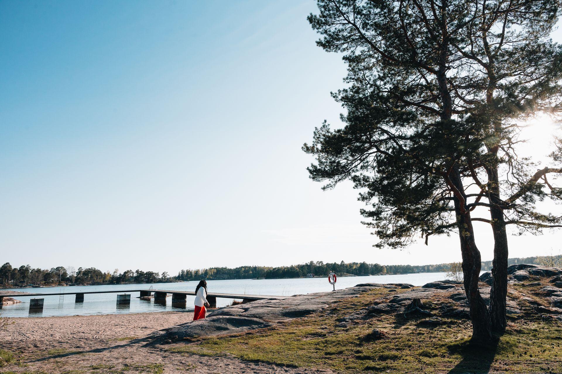 Nainen kävelemässä uimarannalla