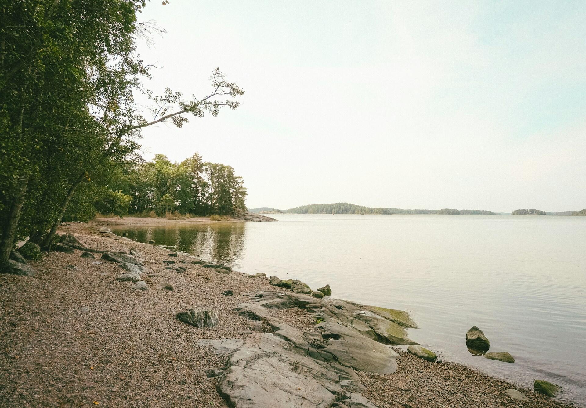 Kivinen ranta meren äärellä