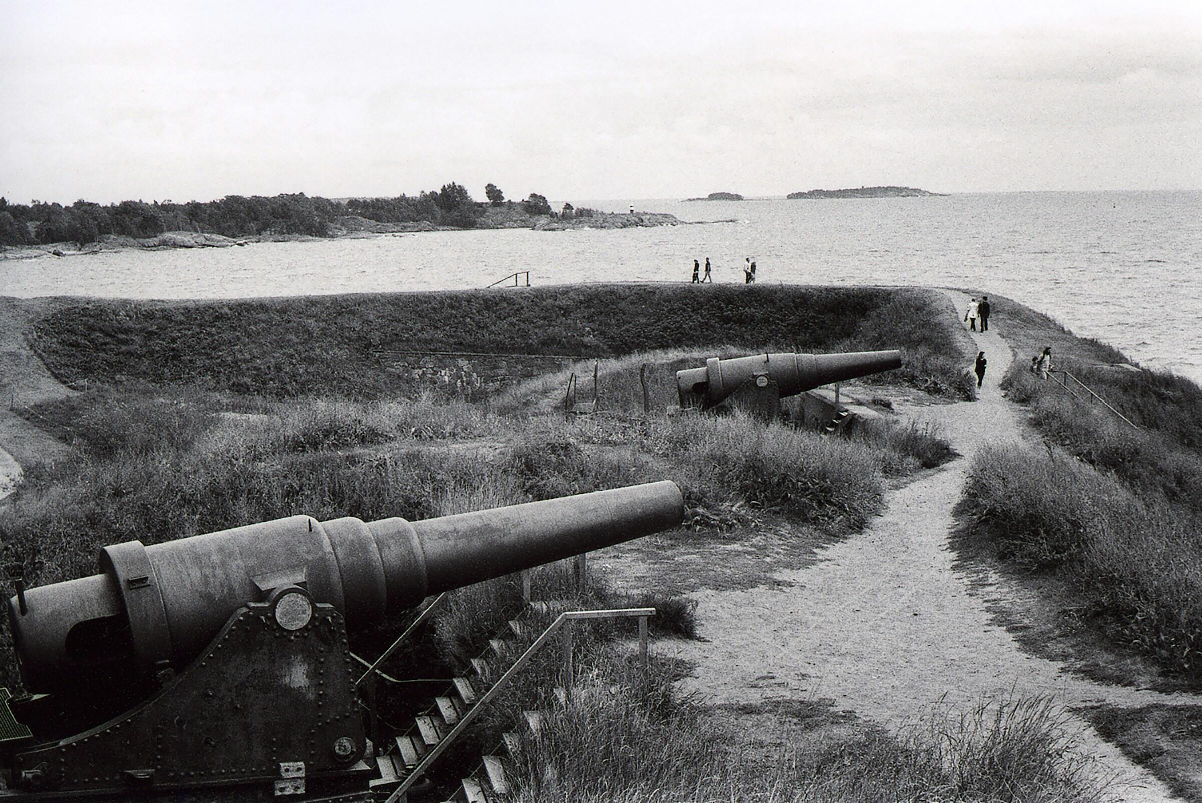 Mustavalkoinen kuva Suomenlinna sotavarustelusta