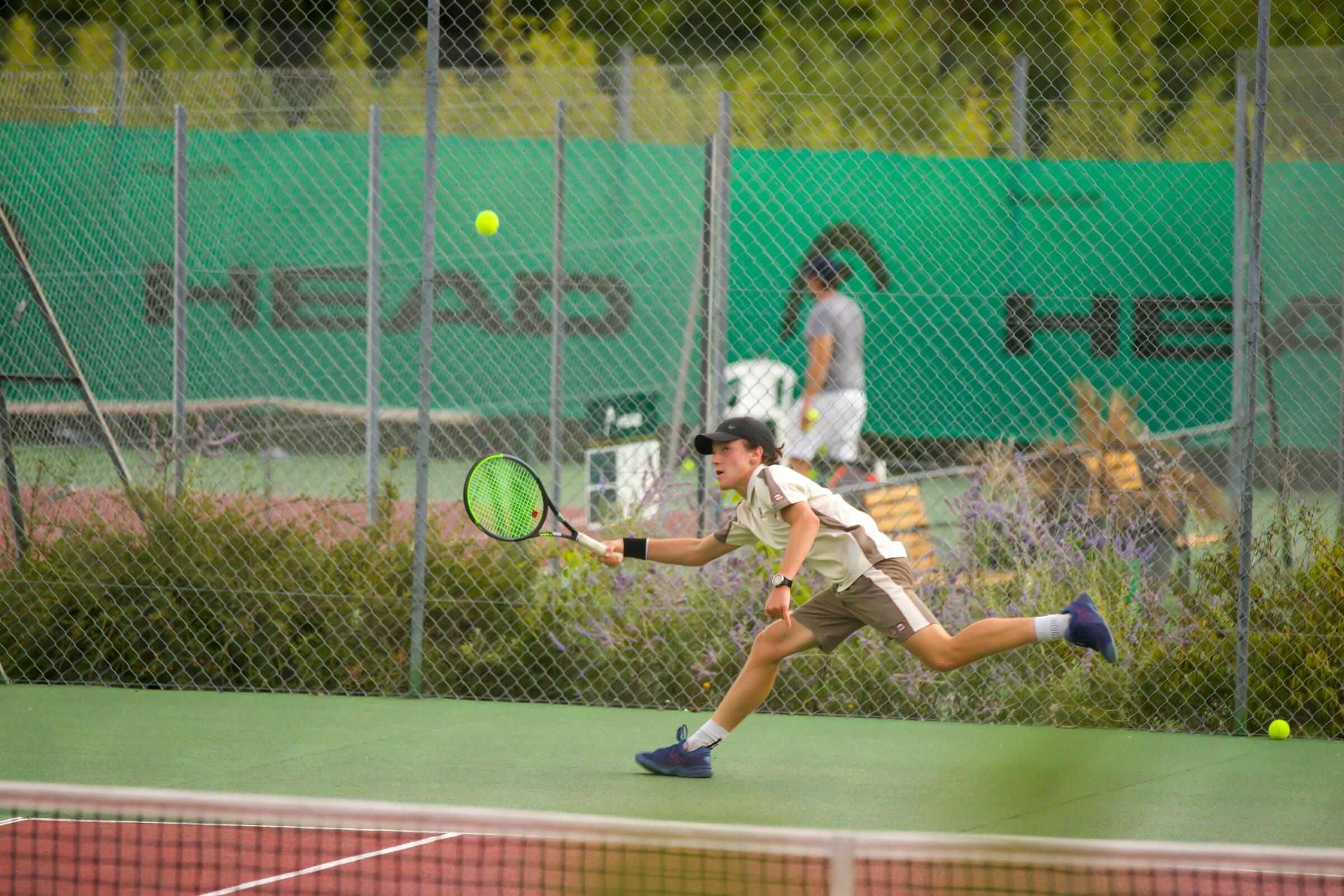 Tenniskenttä ja tenniksen pelaaja Ranskassa