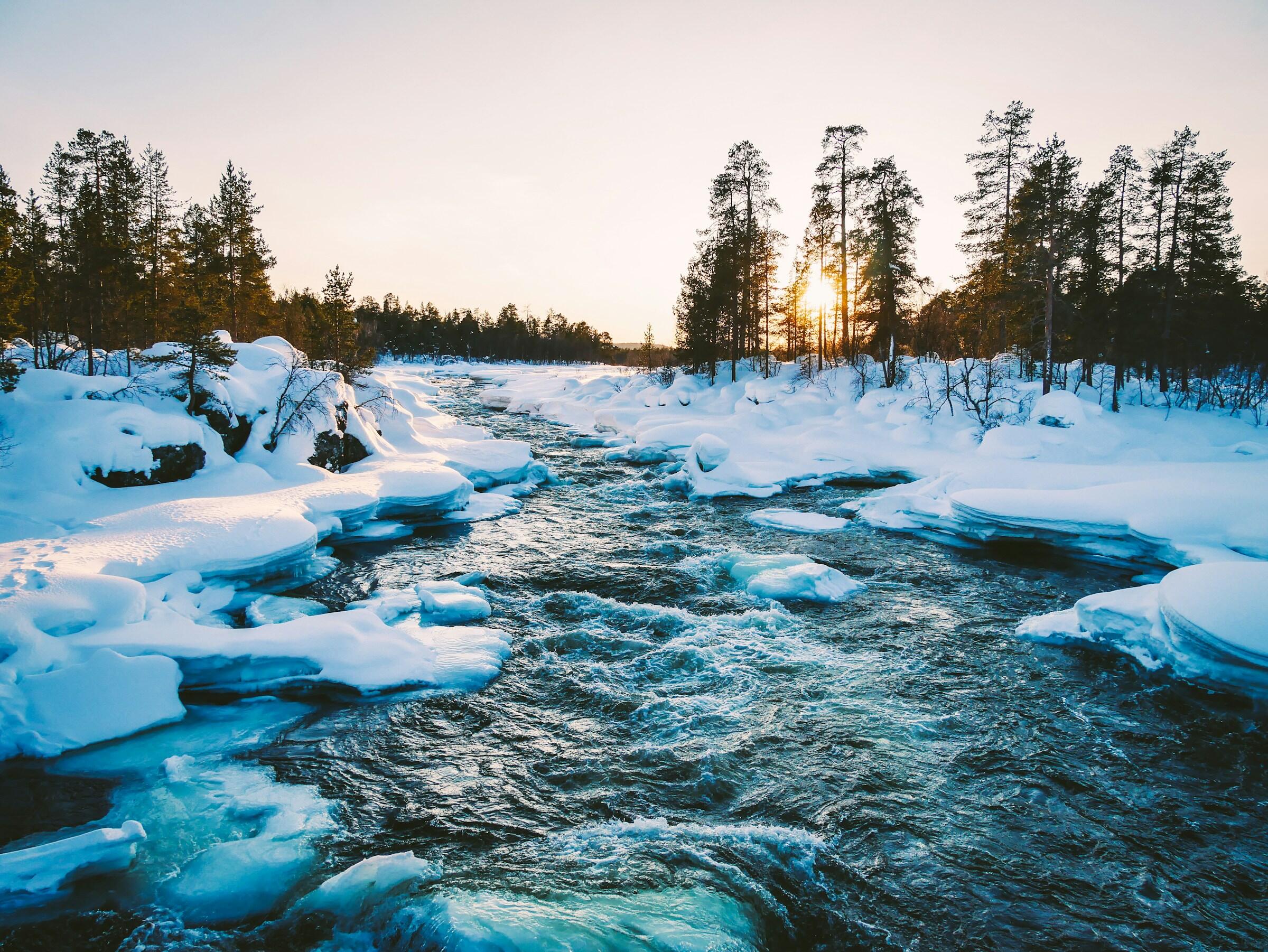 Jäinen joki Helsingissä Suomessa