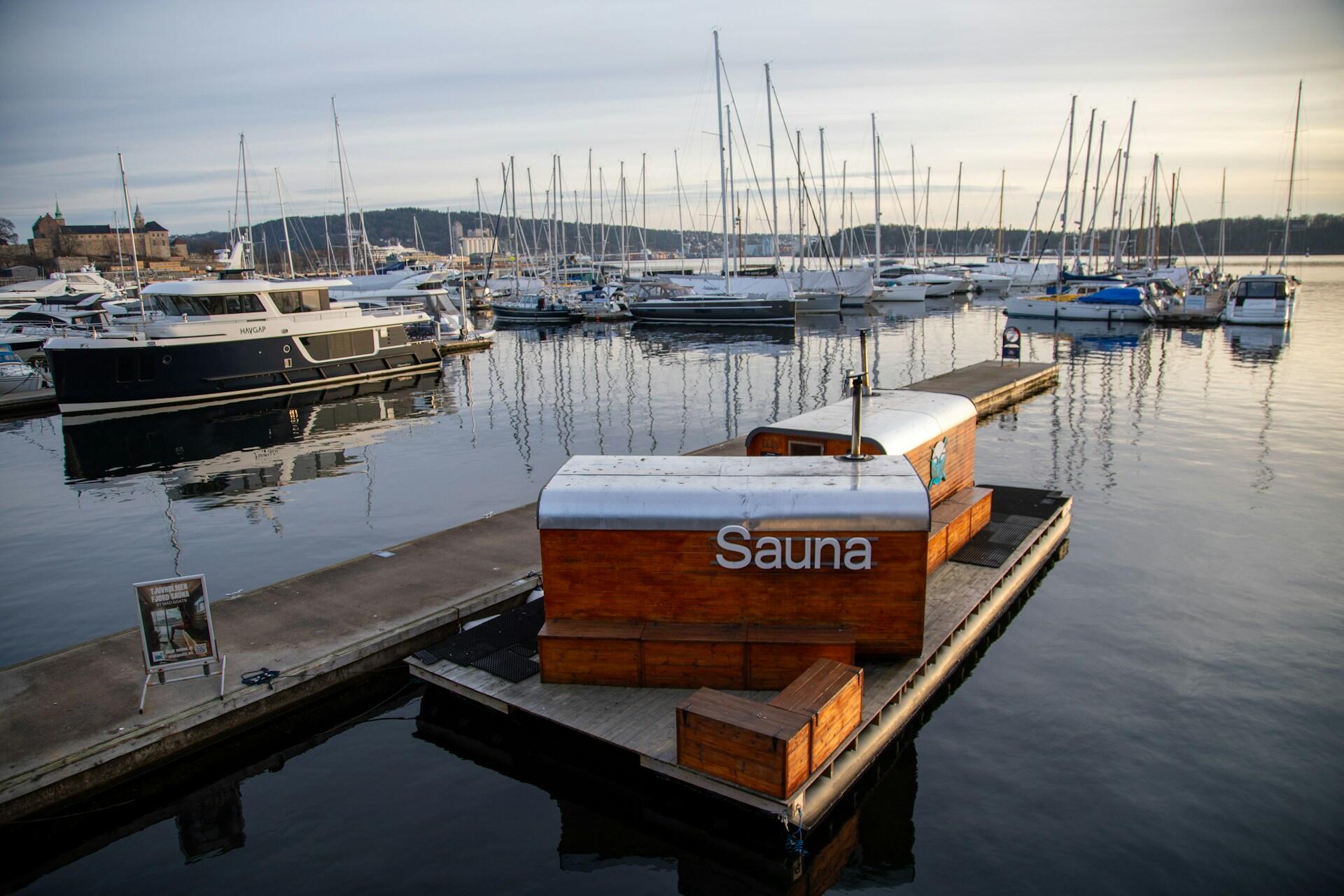 Kelluva sauna laiturin vieressä