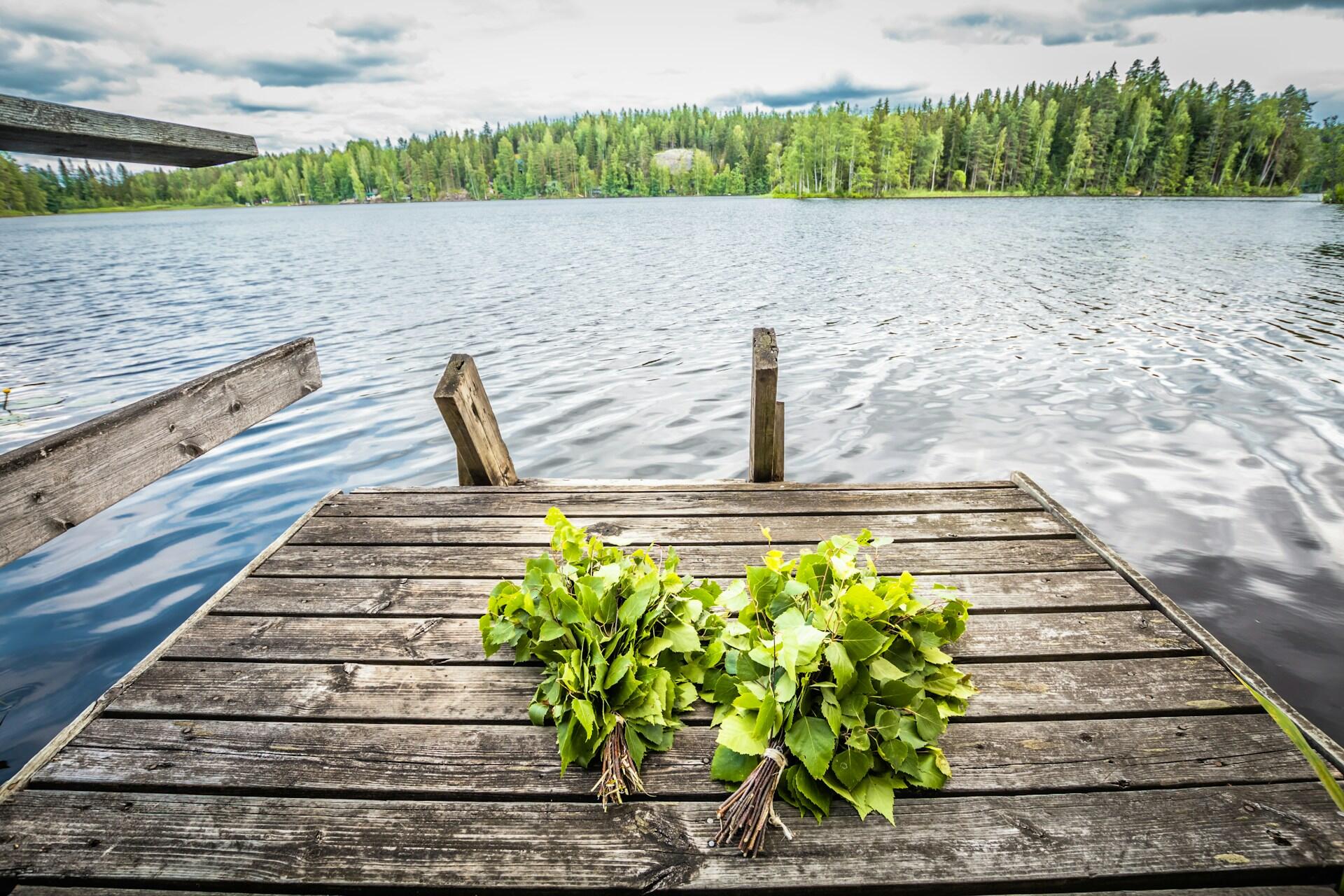 Kaksi saunavastaa laiturilla
