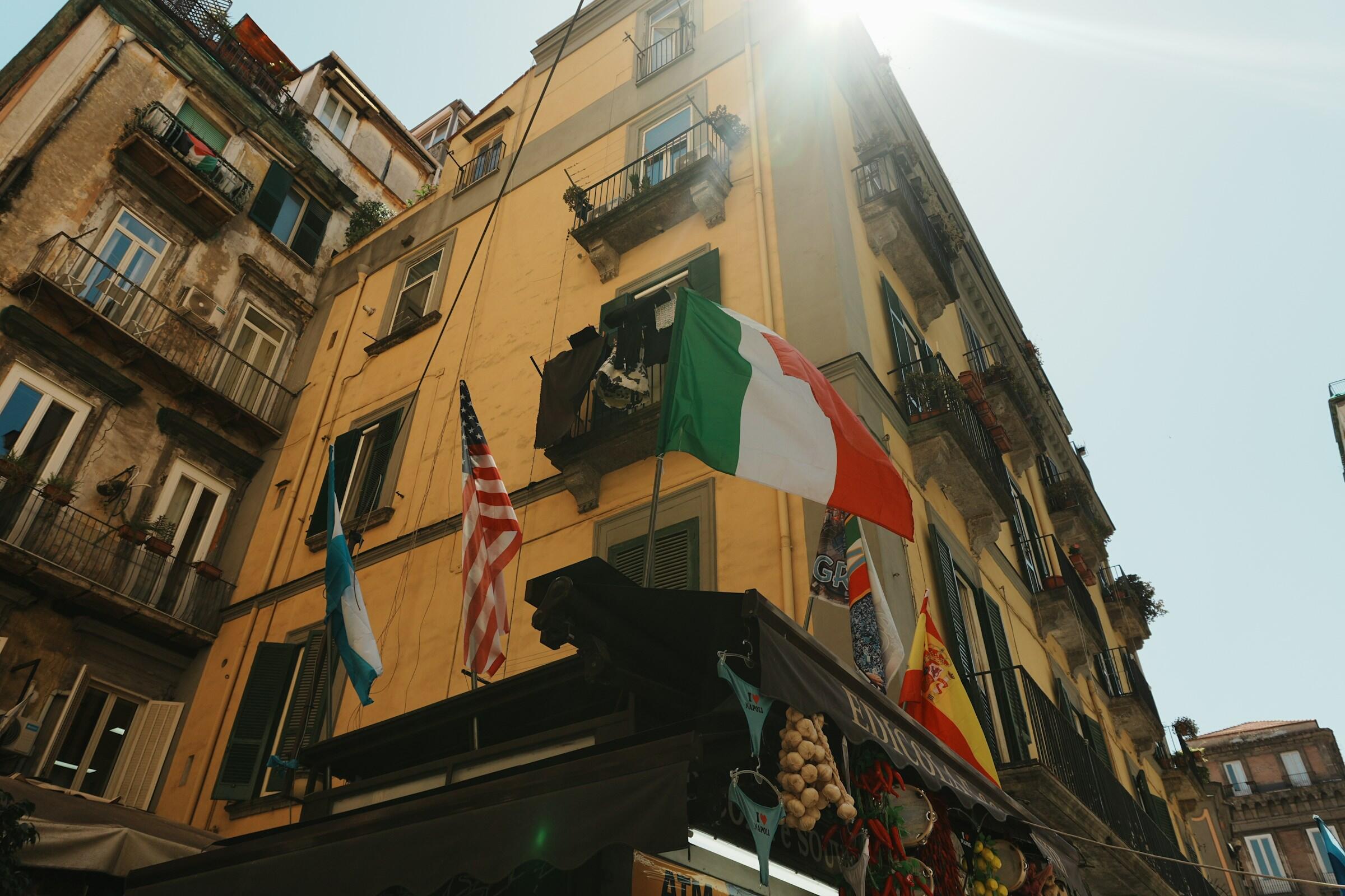 Italian lippu liehumassa keltaisen talon edustalla