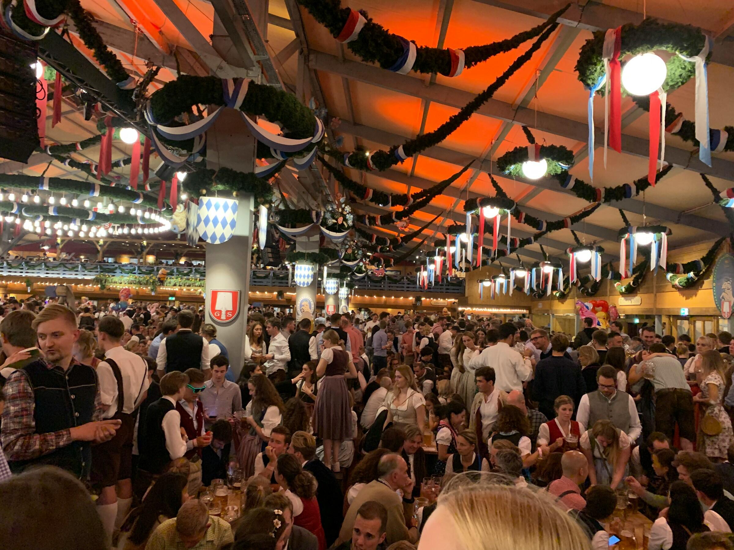 Ihmisiä Oktoberfestin olutteltassa