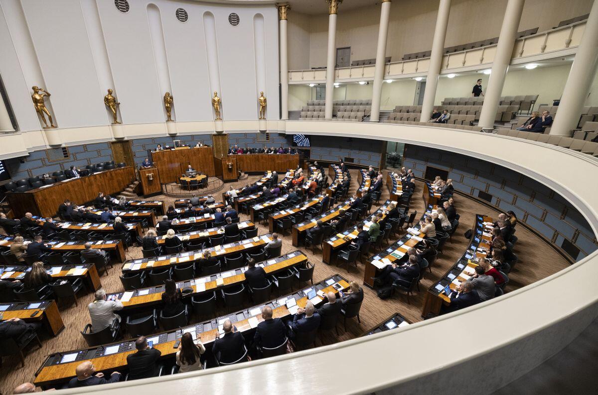 Täysi eduskuntasali