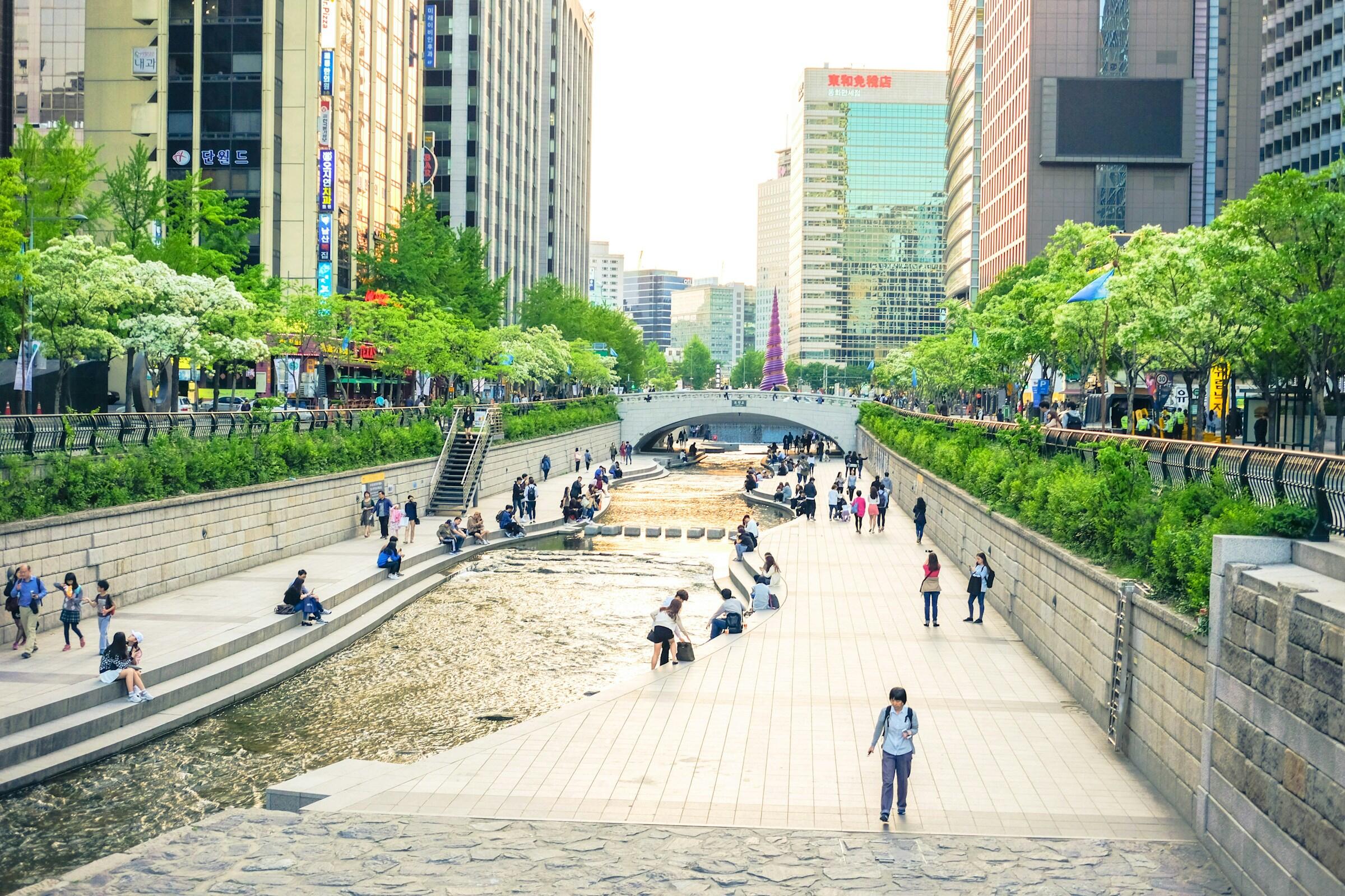 Cheonggyecheon puro keskellä Etelä-Korean pääkaupunkia